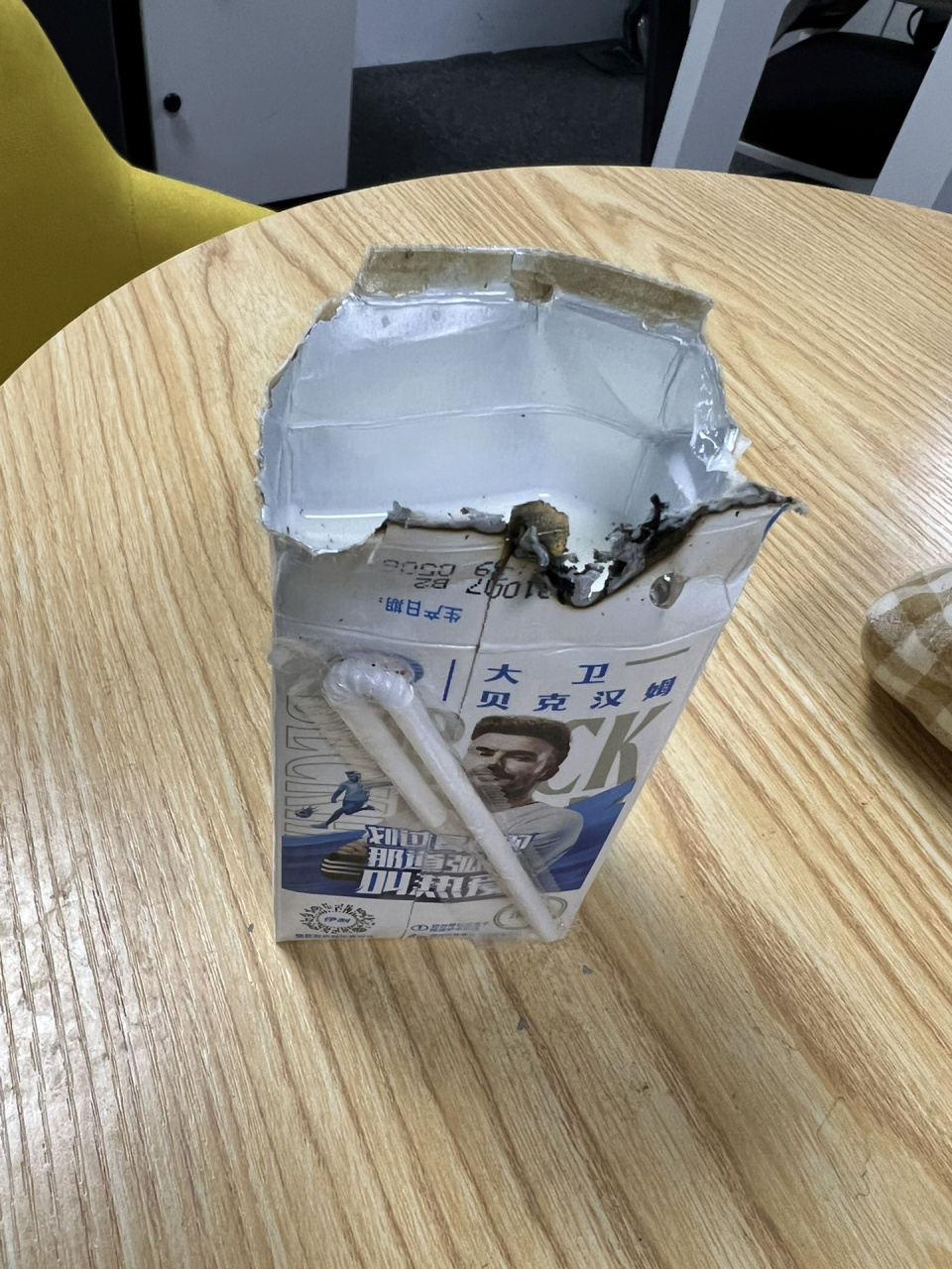 微波炉加热盒装牛奶 烧起来了,原来这个不能放在微波炉里加热呀
