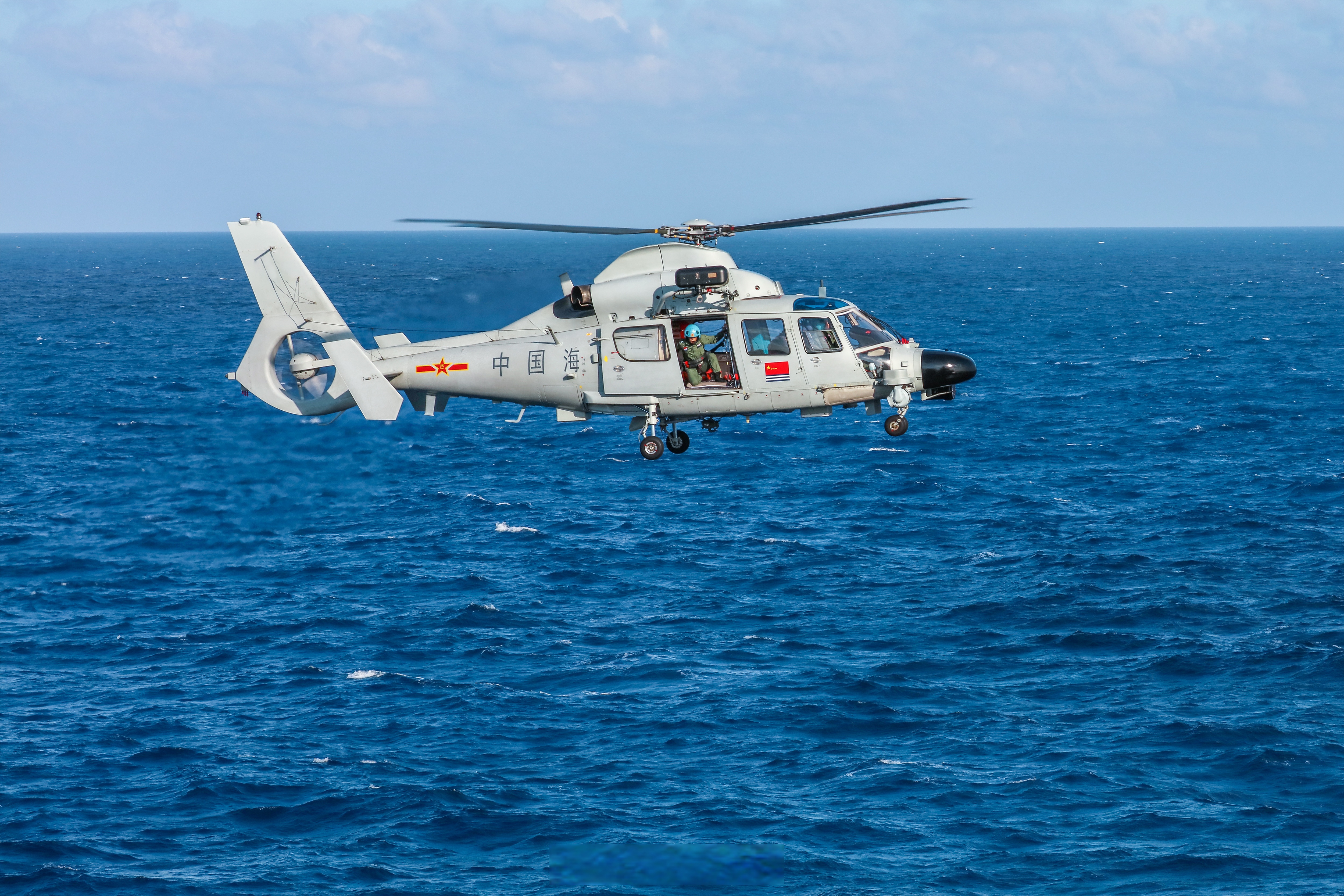 "近日,海军舰载航空兵某直升机部队连续开展高强度跨昼夜海上搜救训练