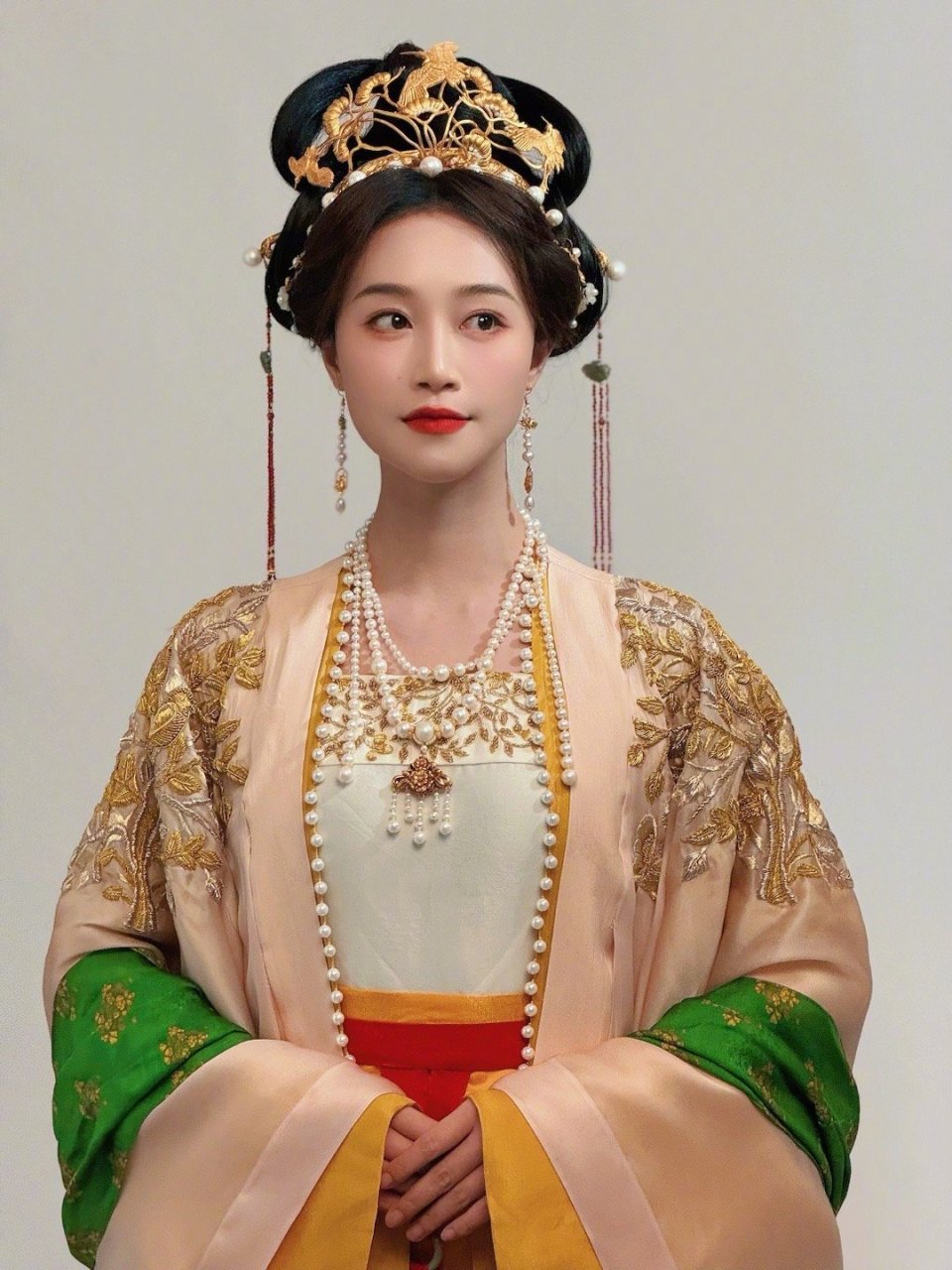 给蓝盈莹拍的定妆照,还夸她很适合古装的一张脸,还说希望蓝多演古装剧