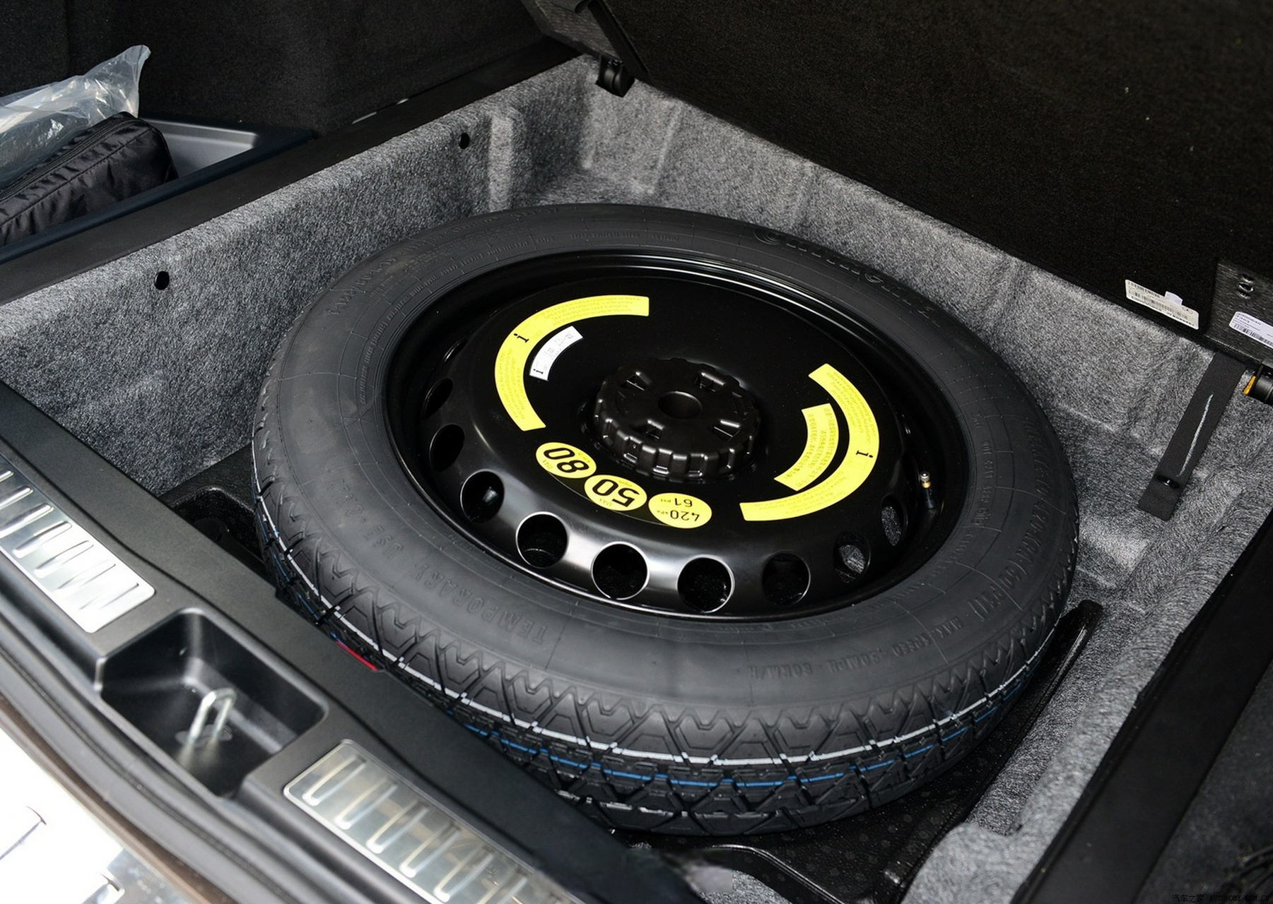 把备胎补上就好了,但是非全尺寸备胎一般情况下总里程不要超过50公里