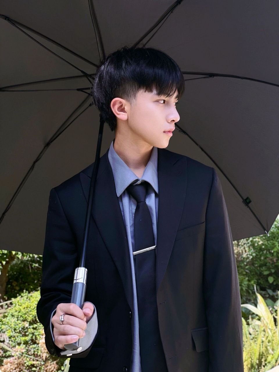 男生正装打伞有多帅 又到秋天的雨季 一把有质感的伞真的不能少 喜琴