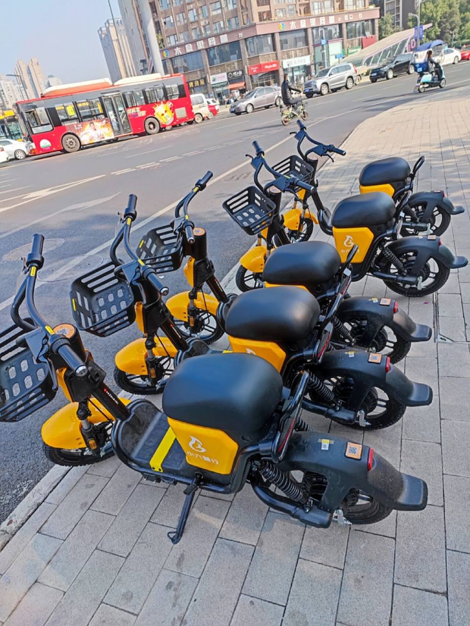 成都共享电动车01 去超市的路上,无意间看见的,怪可爱的,只是我不会