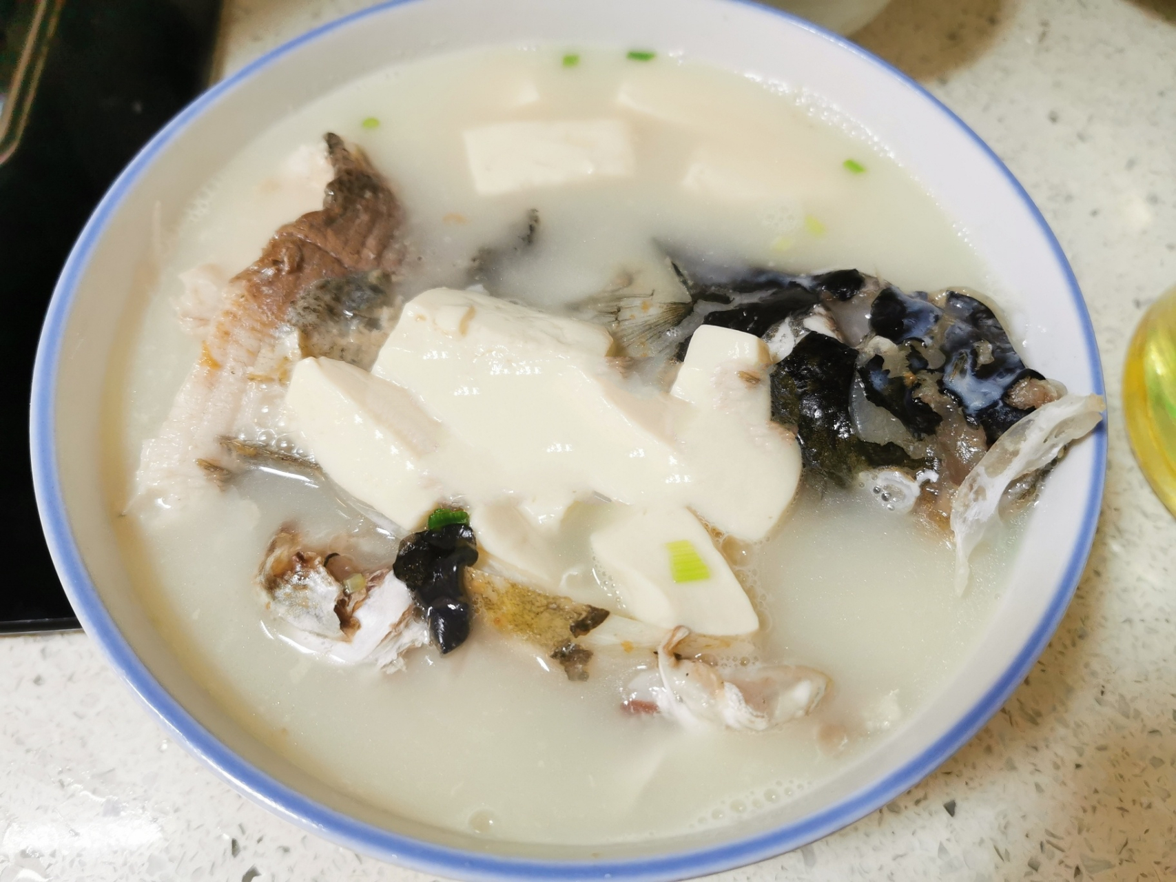 鱼头豆腐汤99 材料:花鲢鱼头 豆腐 盐 鸡精 姜 小葱 做法:鱼头洗好