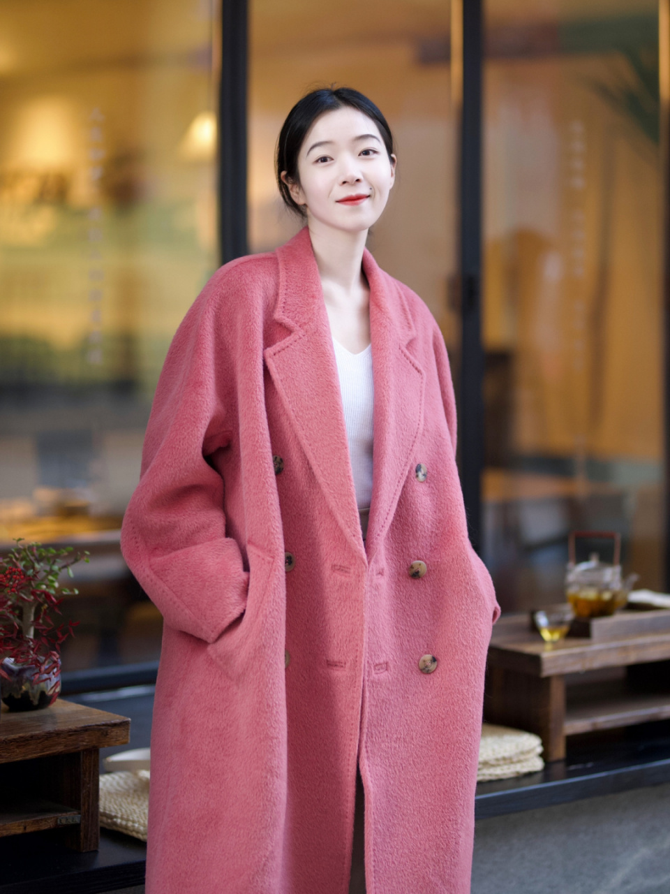 搭配好质感的v领针织和米色直筒裤 大气又明媚～ 大衣:mrjiujiu 拇铑