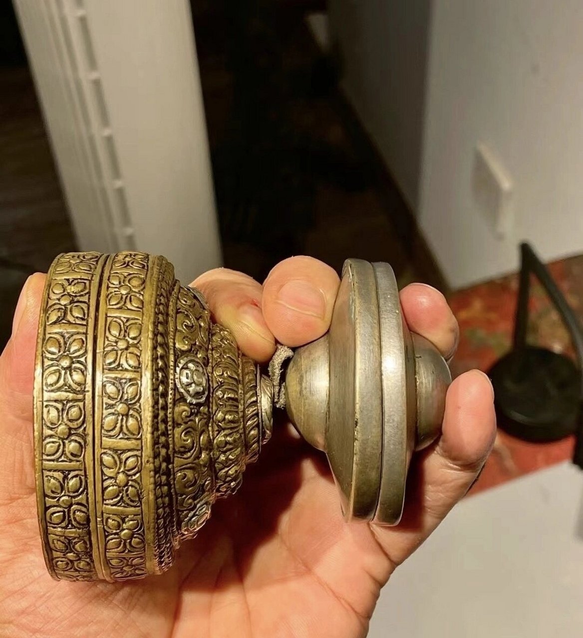 老碰铃一套 清代  满工 三色铜 卷草莲花纹 铃盒 碰铃盒 内装清代小铃