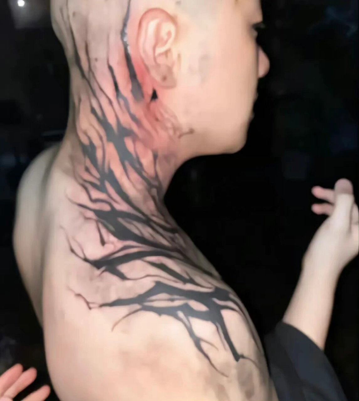 爱死capper脖子上的纹身了! 盆儿猪可不是什么乖宝宝哦