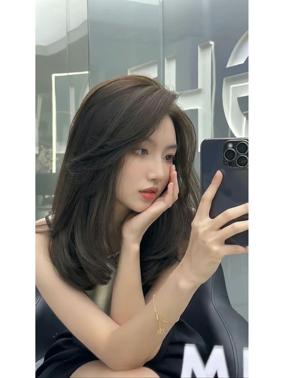 锁骨发一定要剪层次使发顶达到蓬松效果打造视觉上头 包