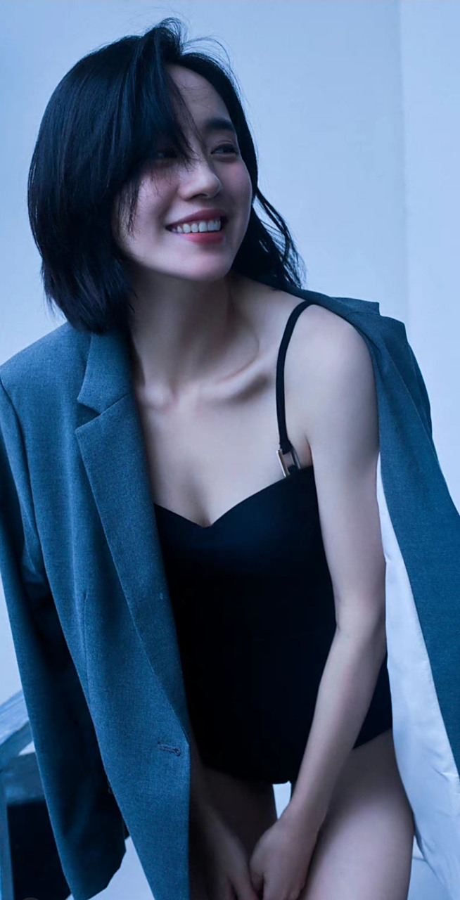 王智泳装#感觉女明星身材都挺有料的,王智身材也不比杨mm差的样子