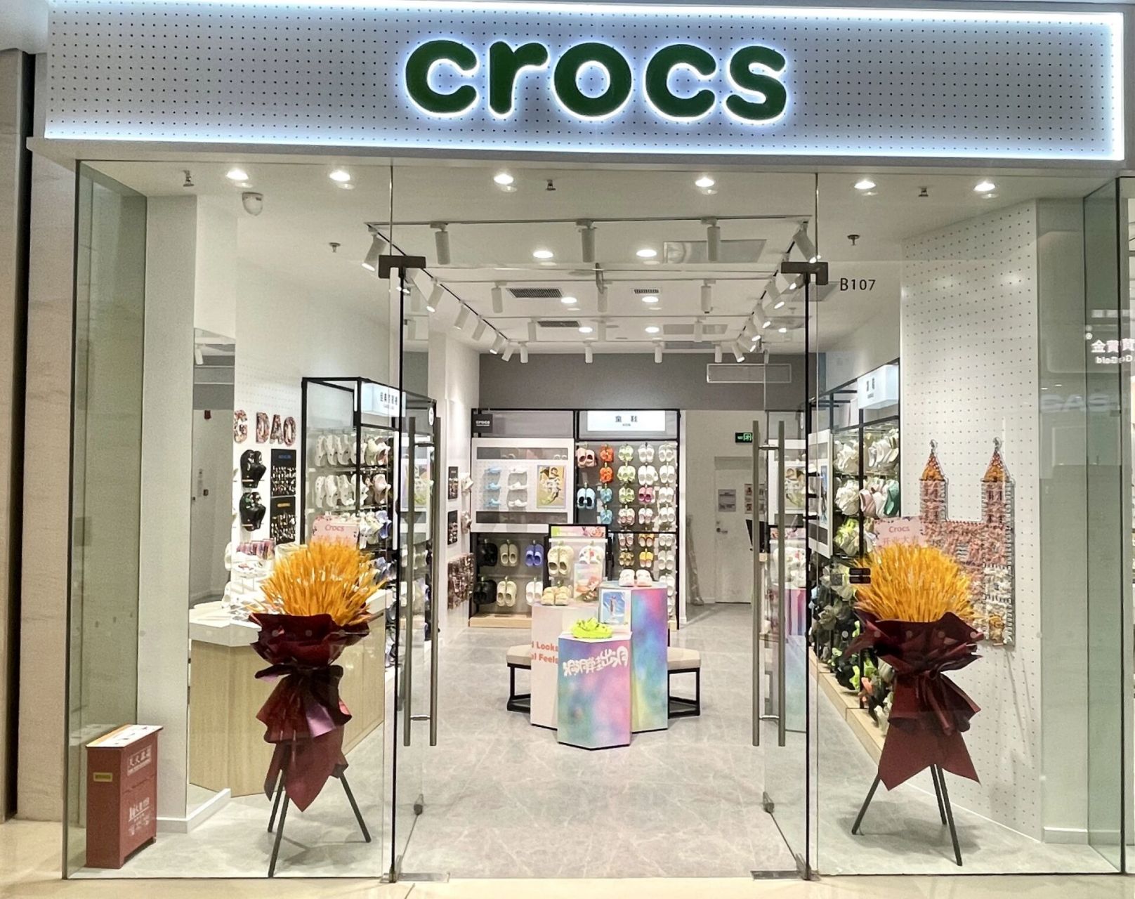 青岛万象城crocs洞洞鞋开业啦