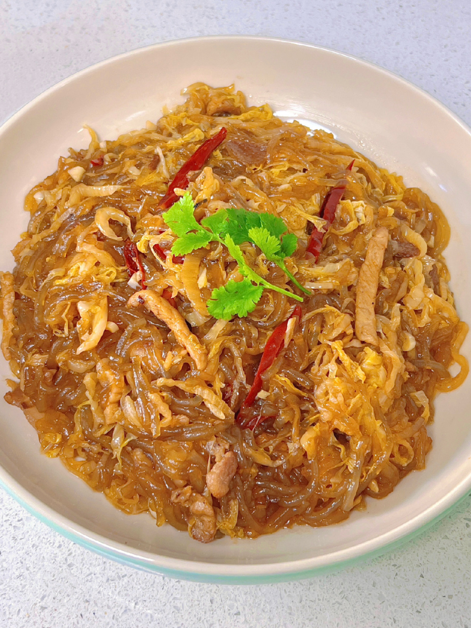 酸菜炒粉条,东北这边也叫渍菜粉,从小吃到大也不腻的一道菜