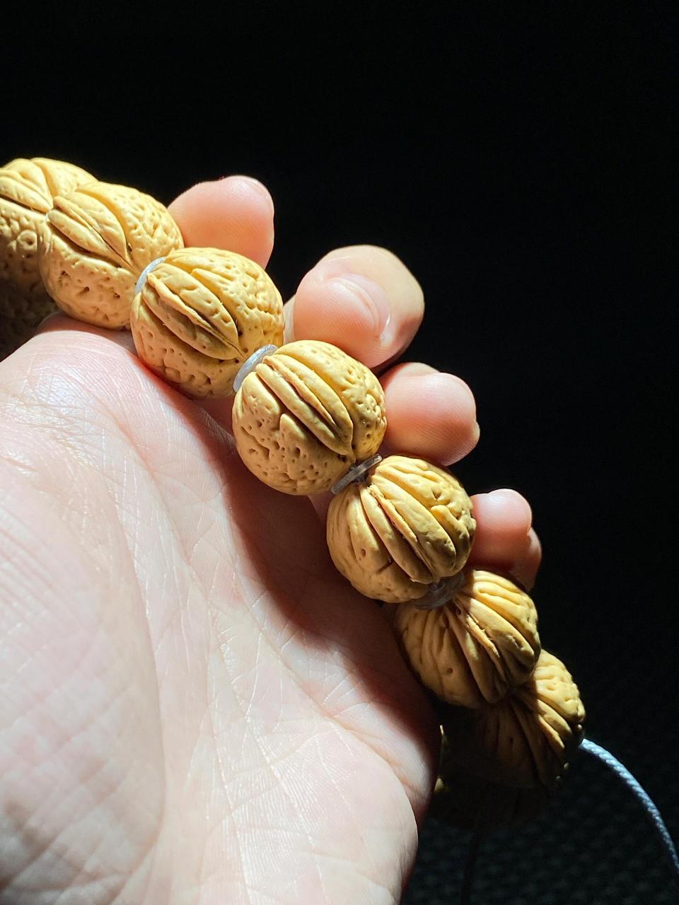 9r 嘎嘎板正 给大家带来一款矮桩磨盘桃核手持,尺寸2-23左右,皮质特别