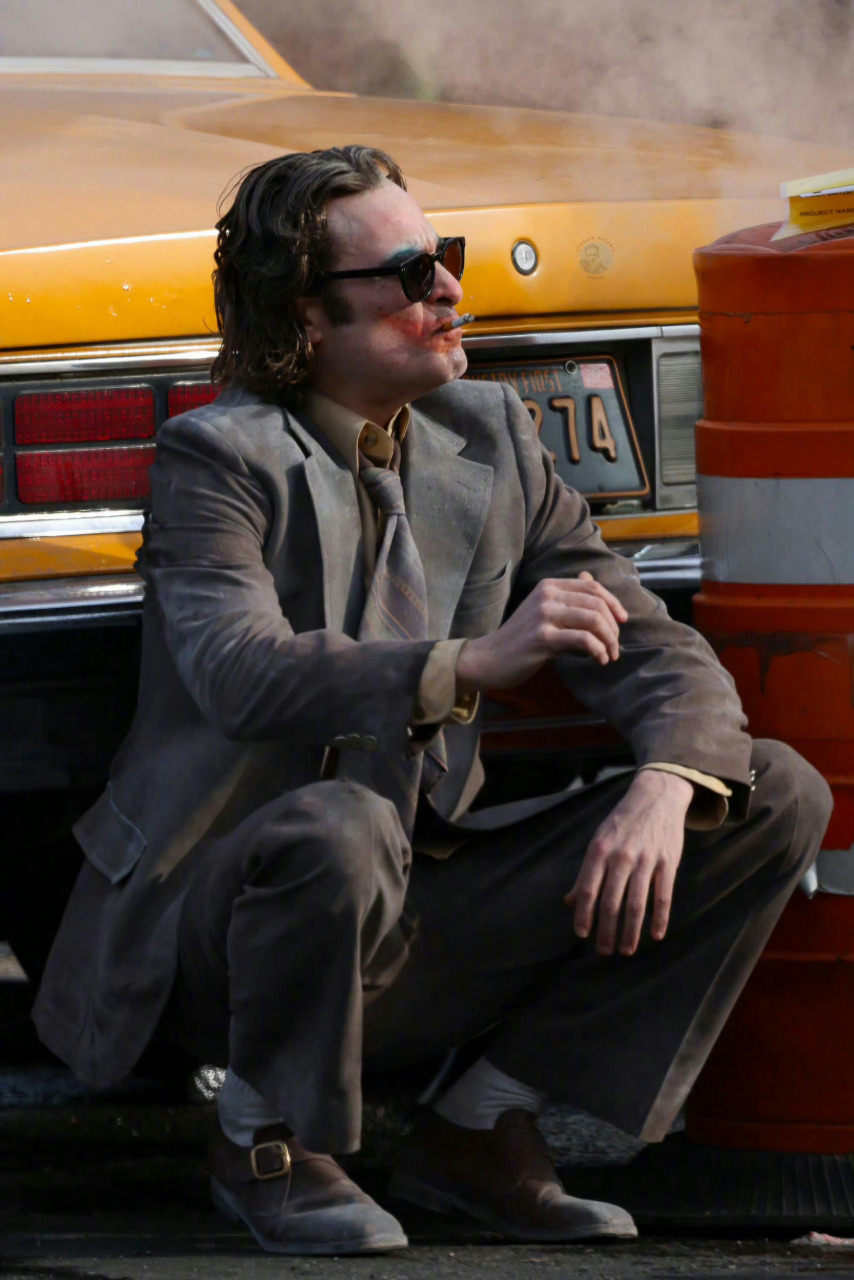 时光星赏#小丑2现场路透华金·菲尼克斯 在《小丑2》拍摄现场,走路