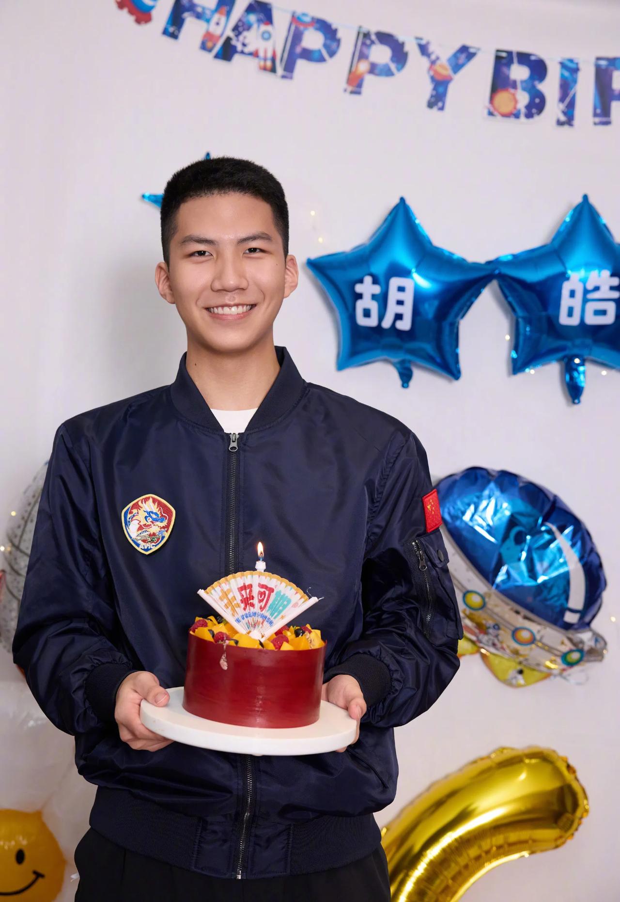 胡军晒儿子胡皓康生日照, 16的小少年个子和爸爸胡军一样高了, 康康