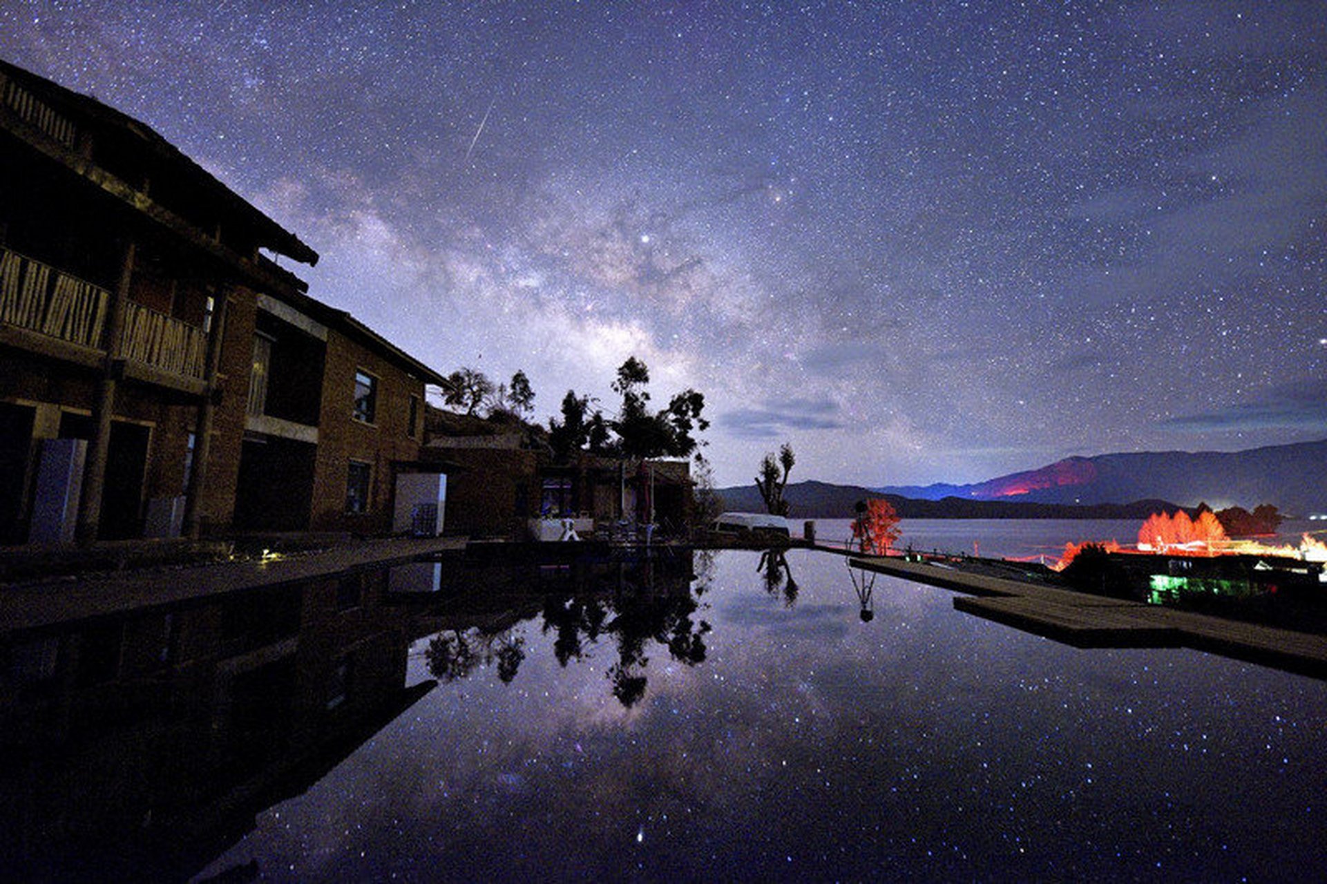 泸沽湖一年四季,都有不一样的景色,白天湖景漂亮,晚上星空更漂亮