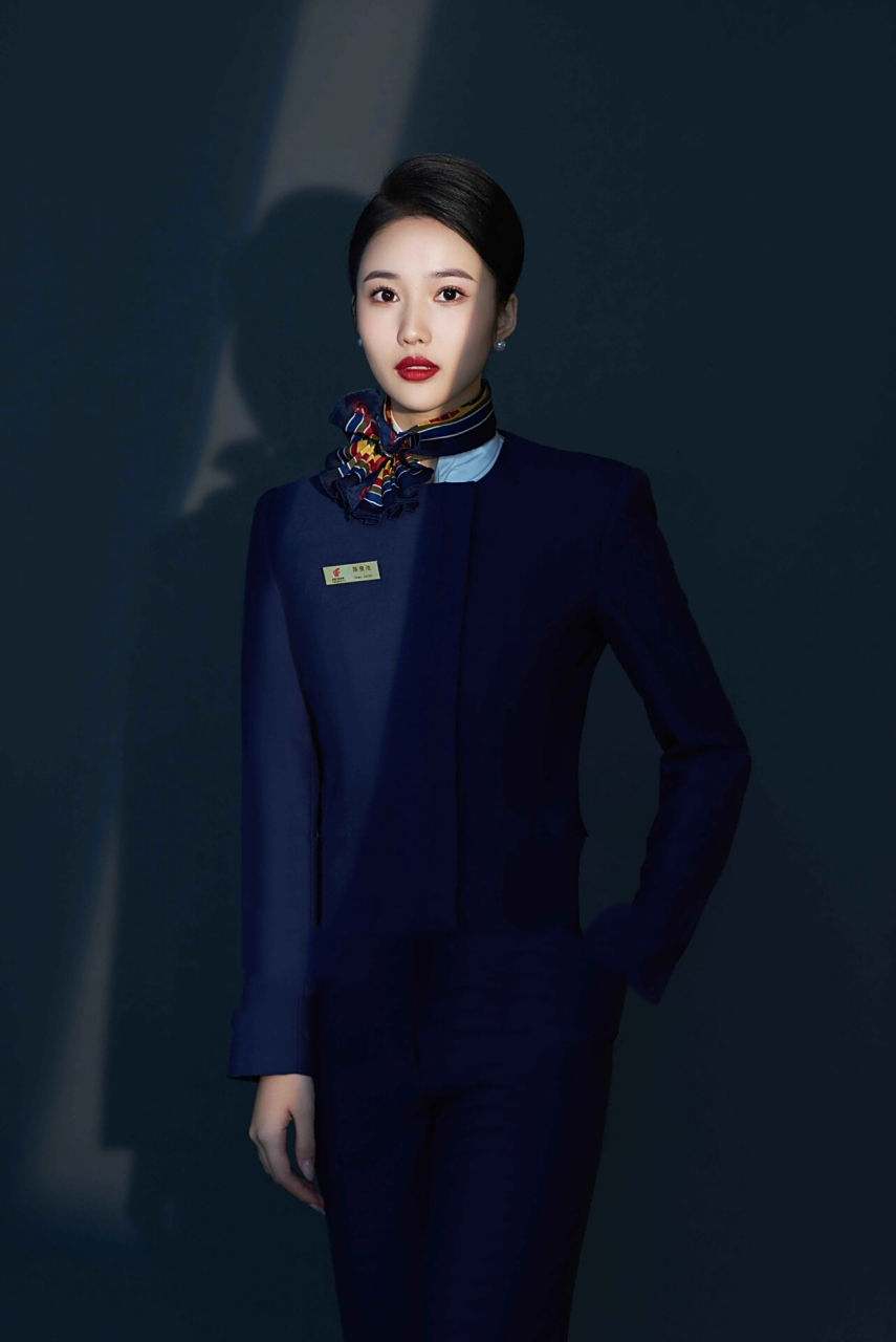 今天小编要给大家带来一个现在小伙伴们都在找的国航空姐制服,你以为