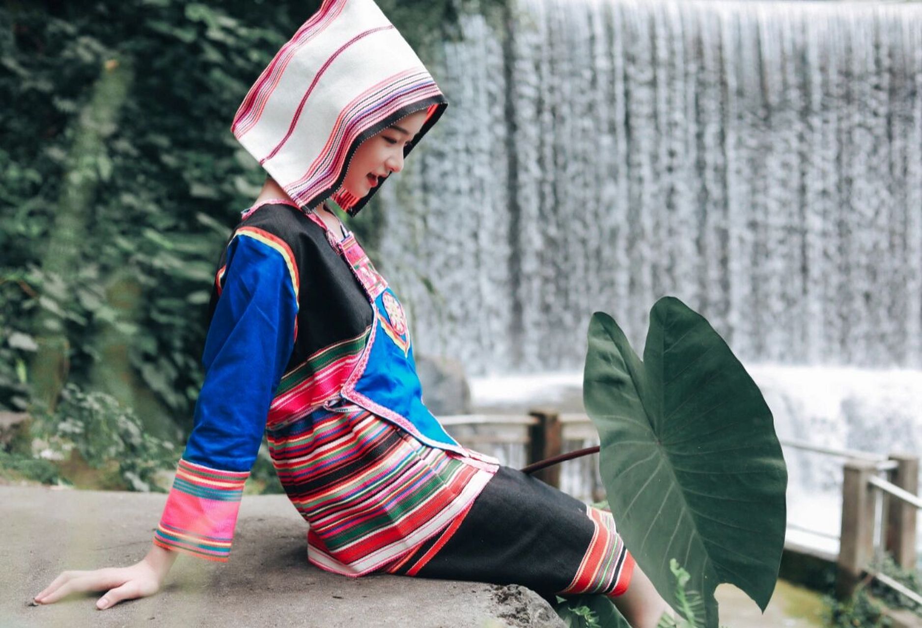 7815基诺族服饰: 95头饰: 女子传统的头饰为白色"砍刀布"做的