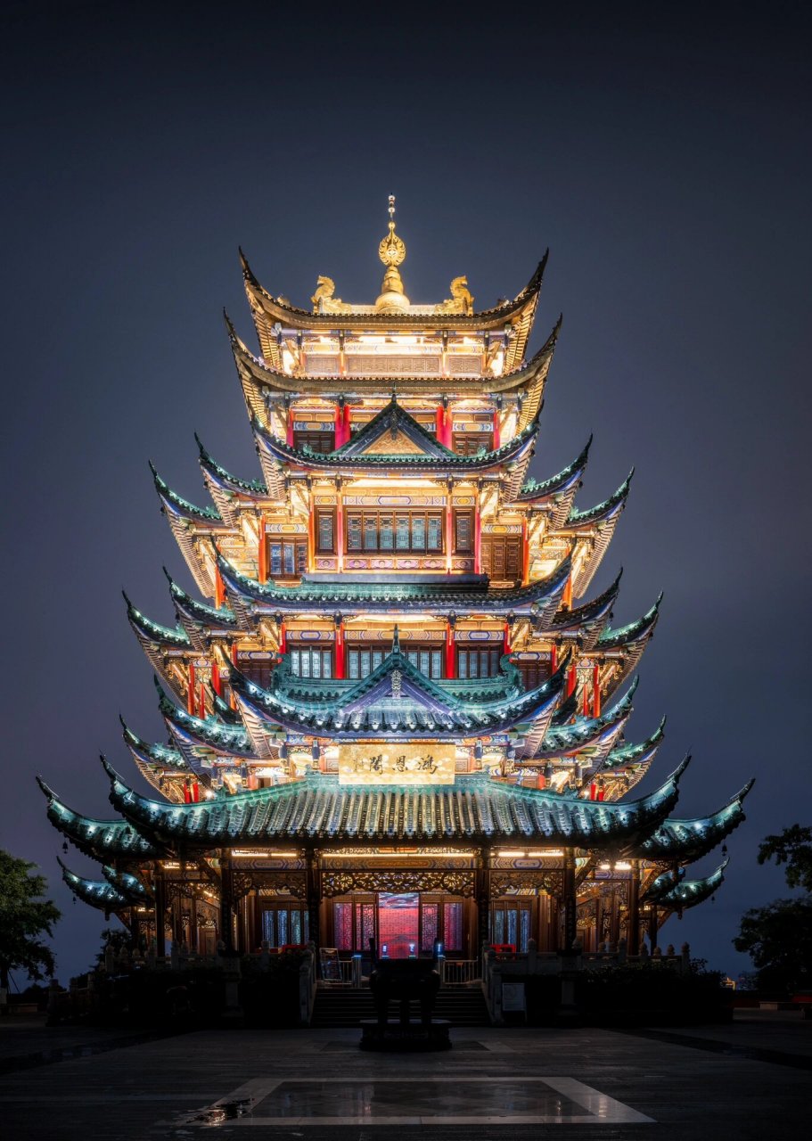 鸿恩阁壮丽多彩夜景 在重庆的最后一天,我们去了我最想要打卡的鸿恩寺