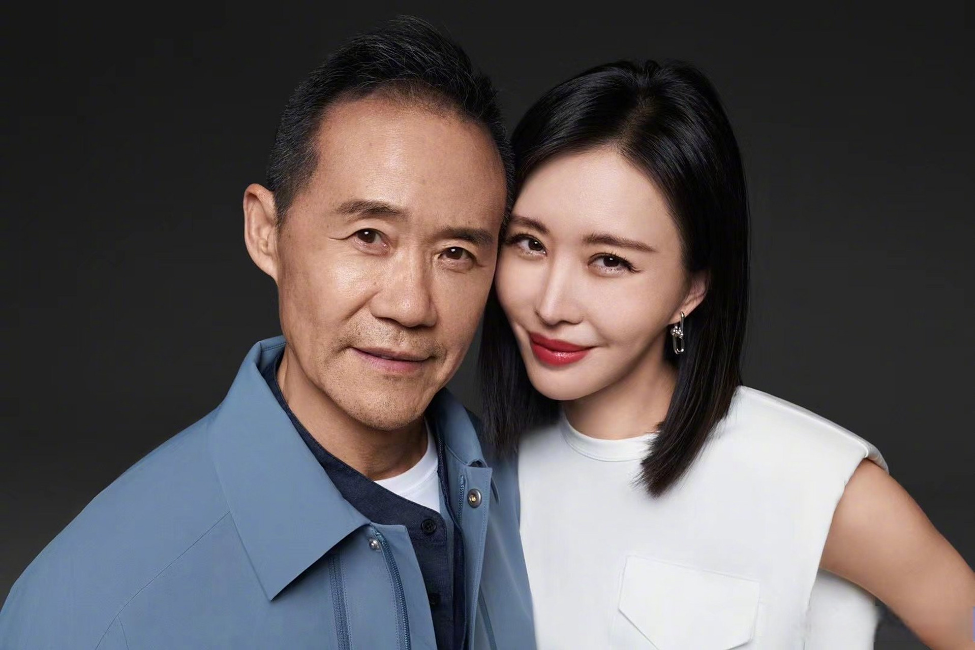 【王石情人节送田朴珺红烧肉花】情人节当天,王石和田朴珺拍摄的时尚