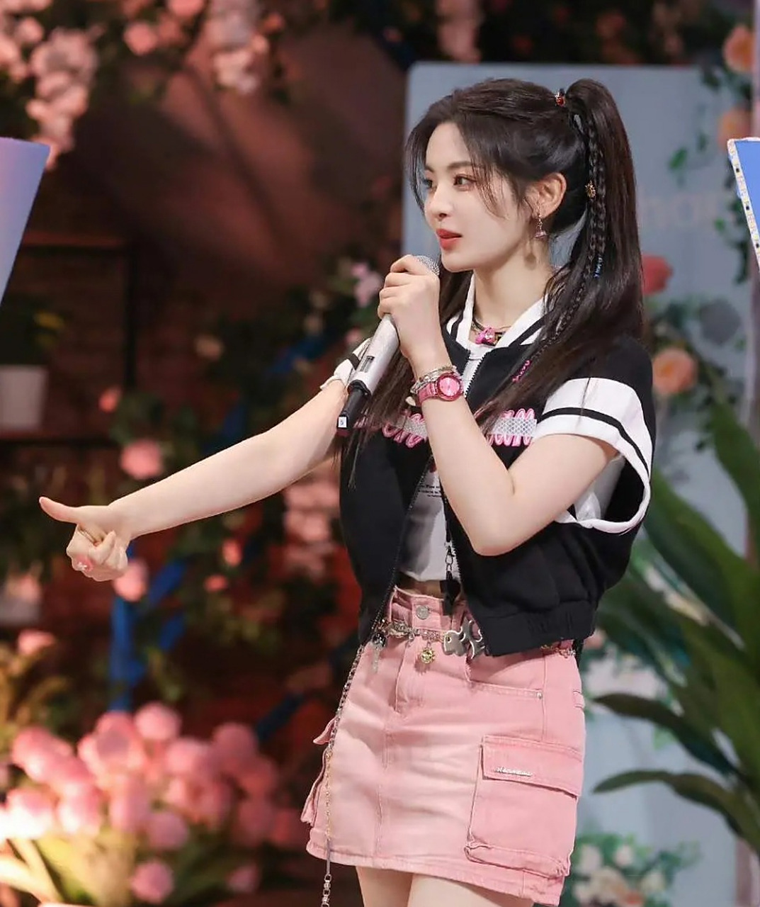 hi6杨超越的穿搭非常时尚,每次在综艺节目中的出现都让人眼前一亮