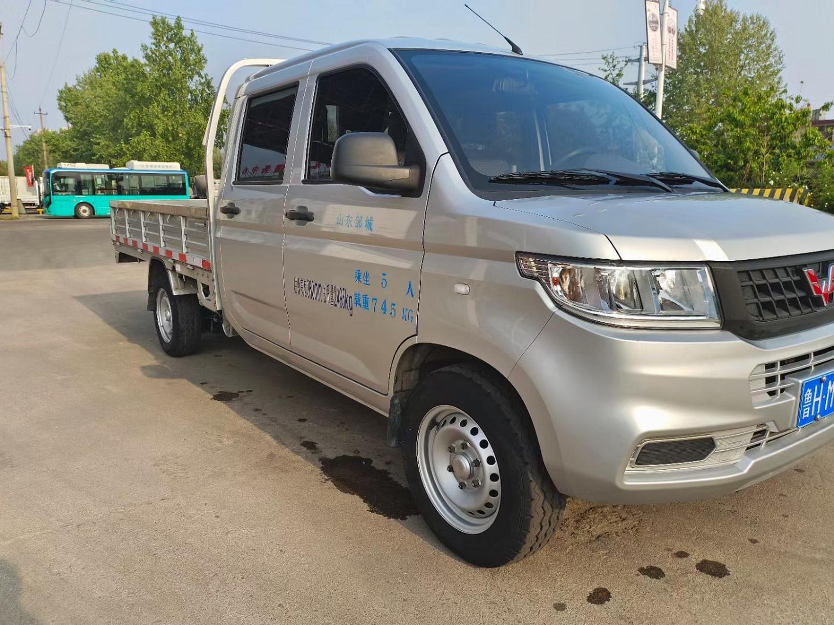 21年10月上牌五菱新卡双排货车,1.5排量汽油机,斗长2.6米内径,宽1.