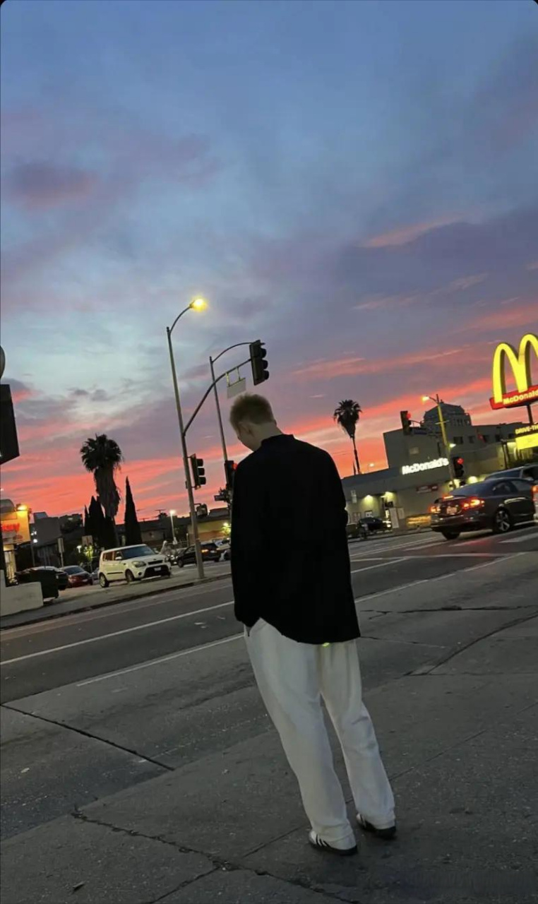 胡明轩不愧是cba最靓的仔! 赴美训练,首次更新社媒,晒出背影.