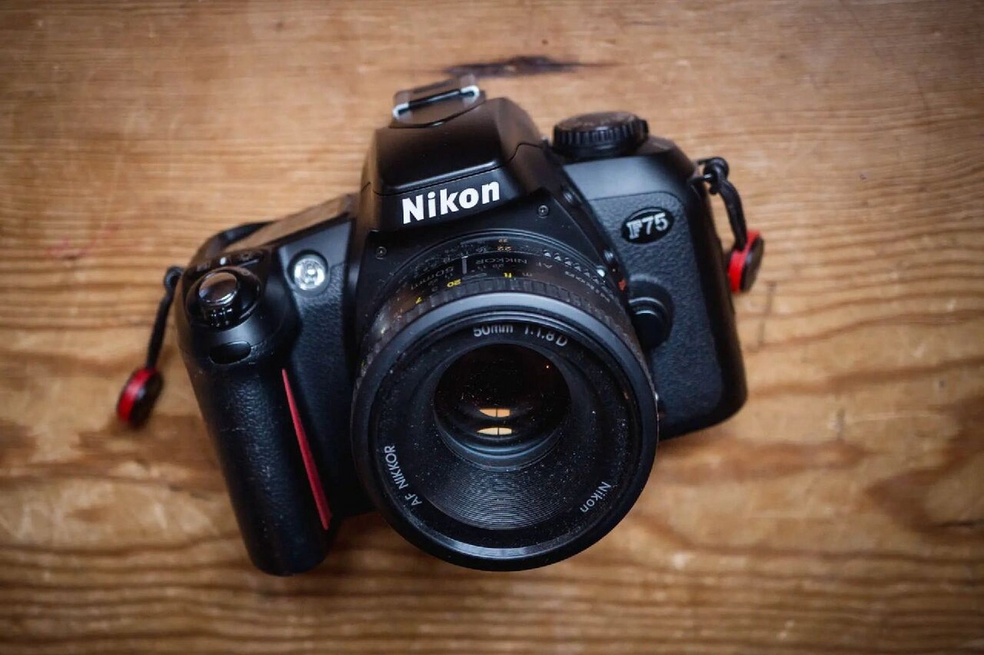 每日识一机,nikon f75 91nikon f75于2003年诞生,这是尼康发布的