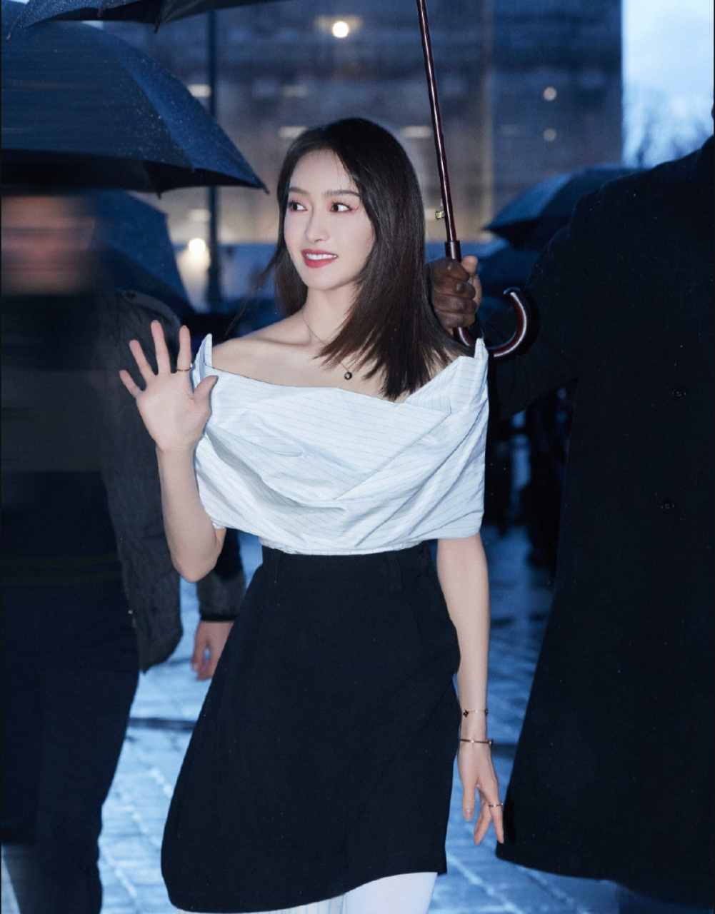 刘亦菲小黑裙##周冬雨宋茜欧阳娜娜同框##宋茜回眸# 周三的快乐来自