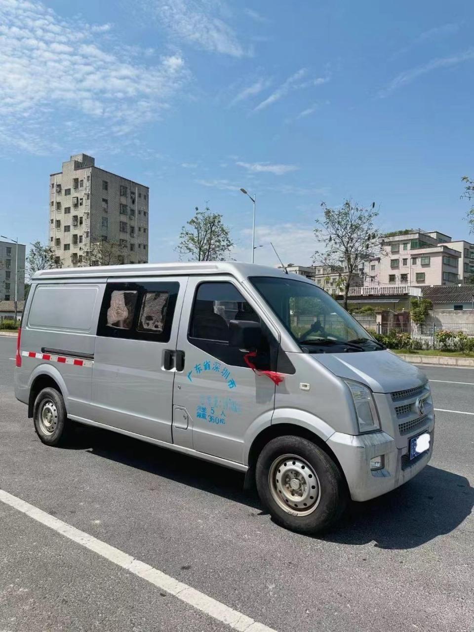 车辆品牌:东风小康c35 车辆类型:五座货运版面包车 车身颜色:灰色