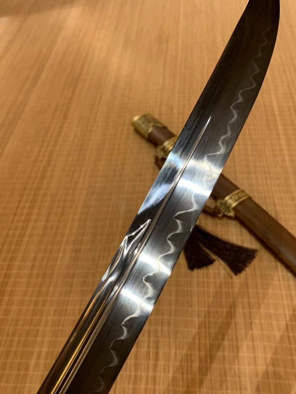 你们要的雁翎刀,今天它来了 全长100厘米,实木老料鸡翅木鞘,纯铜高档