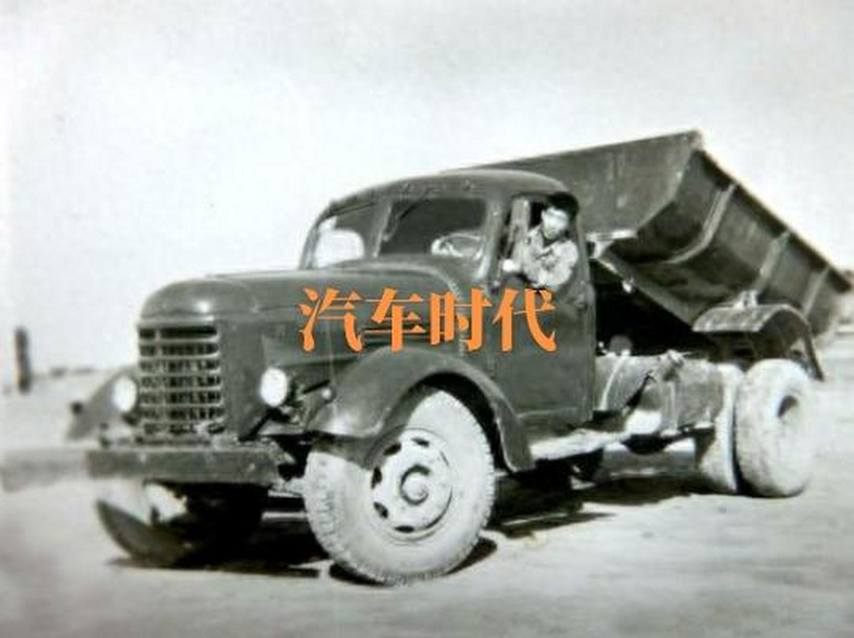 小时候在这老解放翻斗车上玩过!经典老车