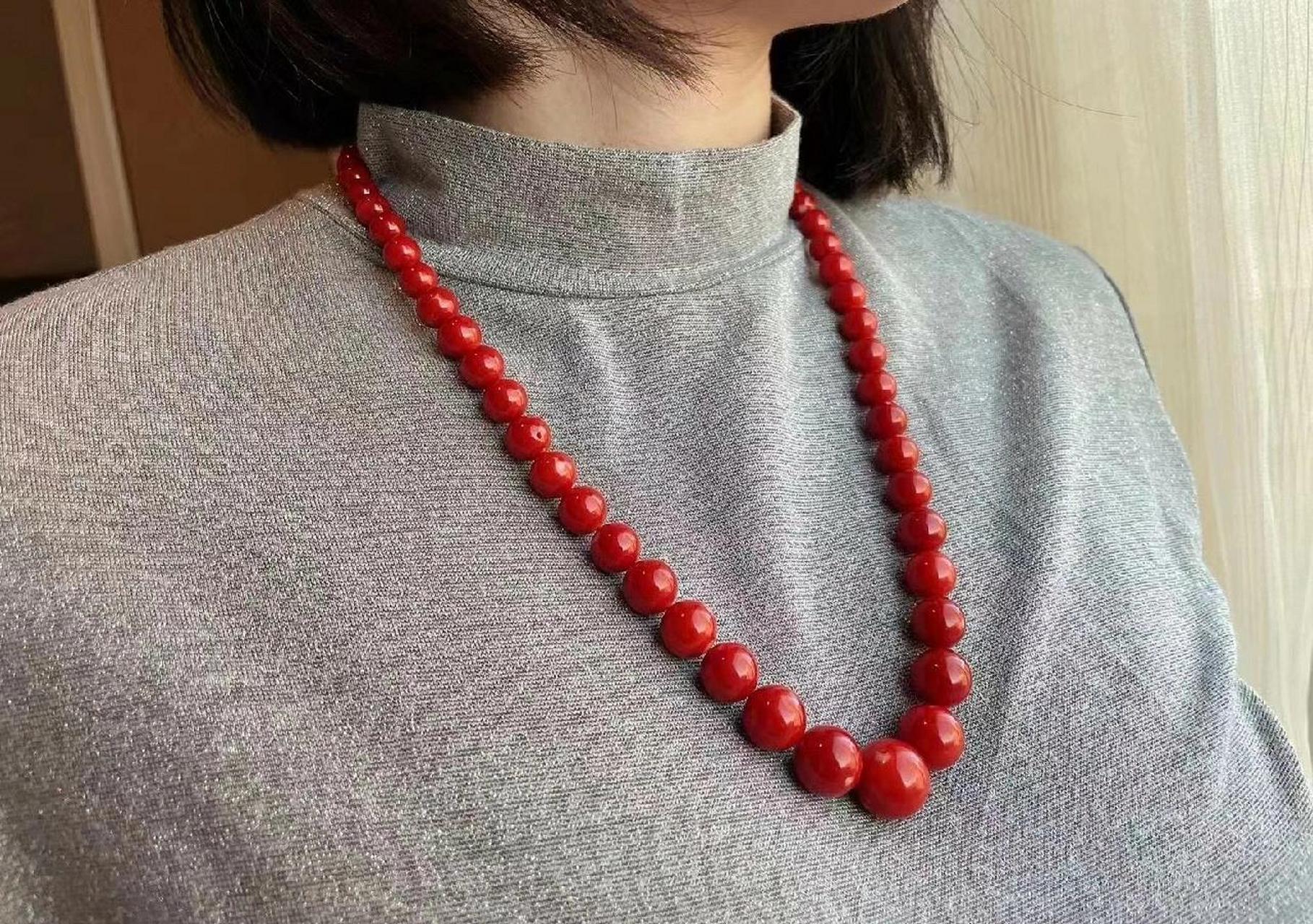 红珊瑚被赋予"软黄金","红色黄金"等称谓,在成品中,红珊瑚珠子对原