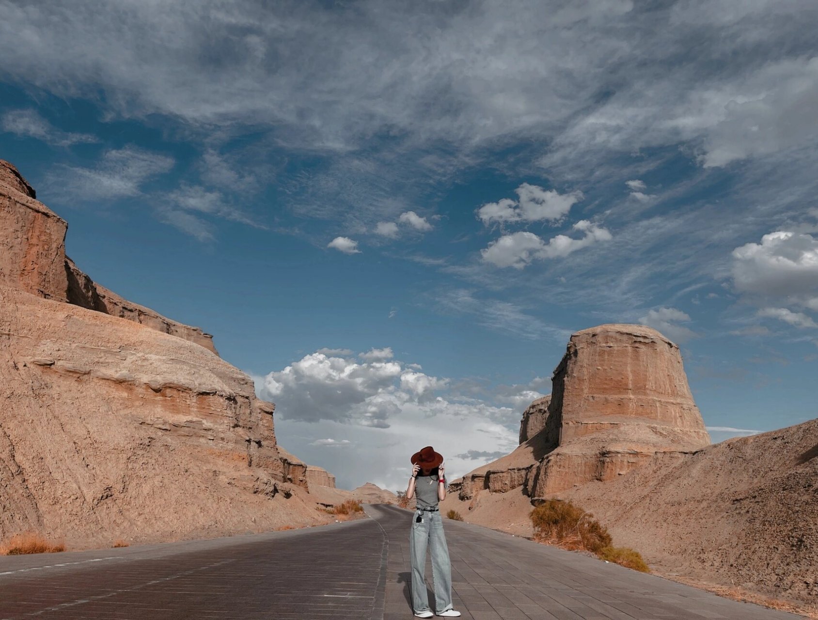 魔鬼城拍照姿势分享91 帽子是在景区买的才20块/顶 拿来凹造型非常