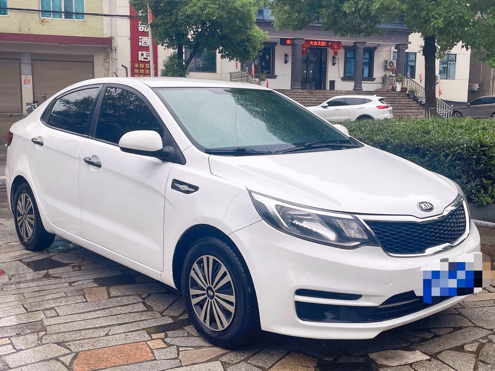 2016年上牌的起亚k2三厢gls顶级版:透明白的颜色高贵优雅;虎啸式车头