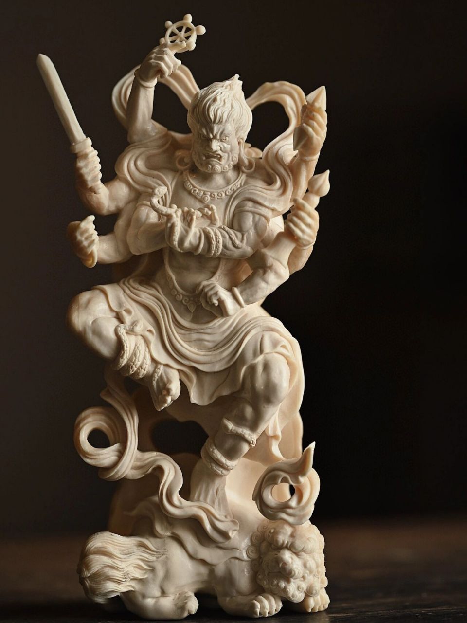 " 八臂金刚 " 猛犸造像呈现忿怒形象,面目狰狞,怒目圆睁.