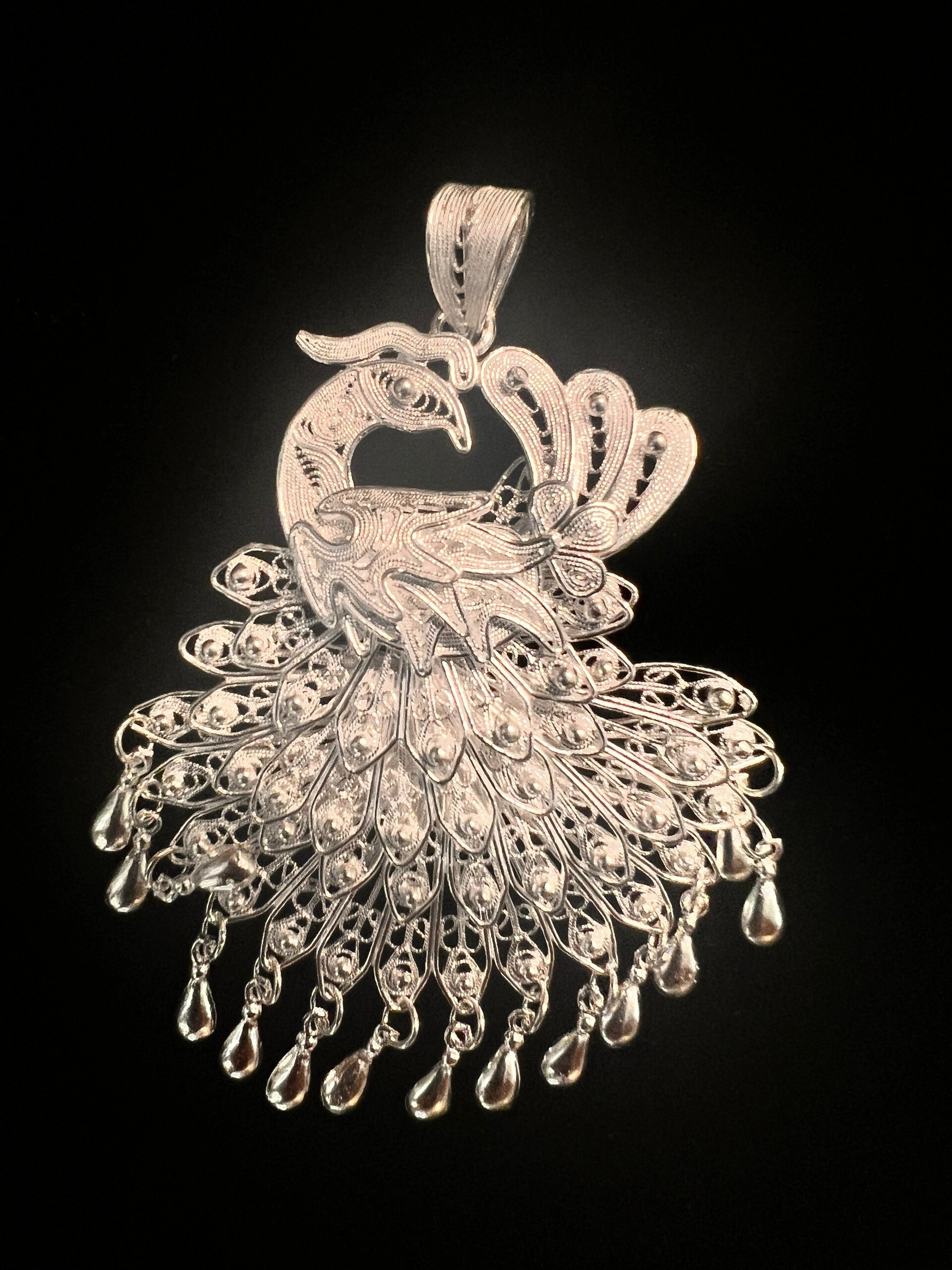 苗族银饰|灵动的孔雀08 孔雀象征美好,寓意吉祥.