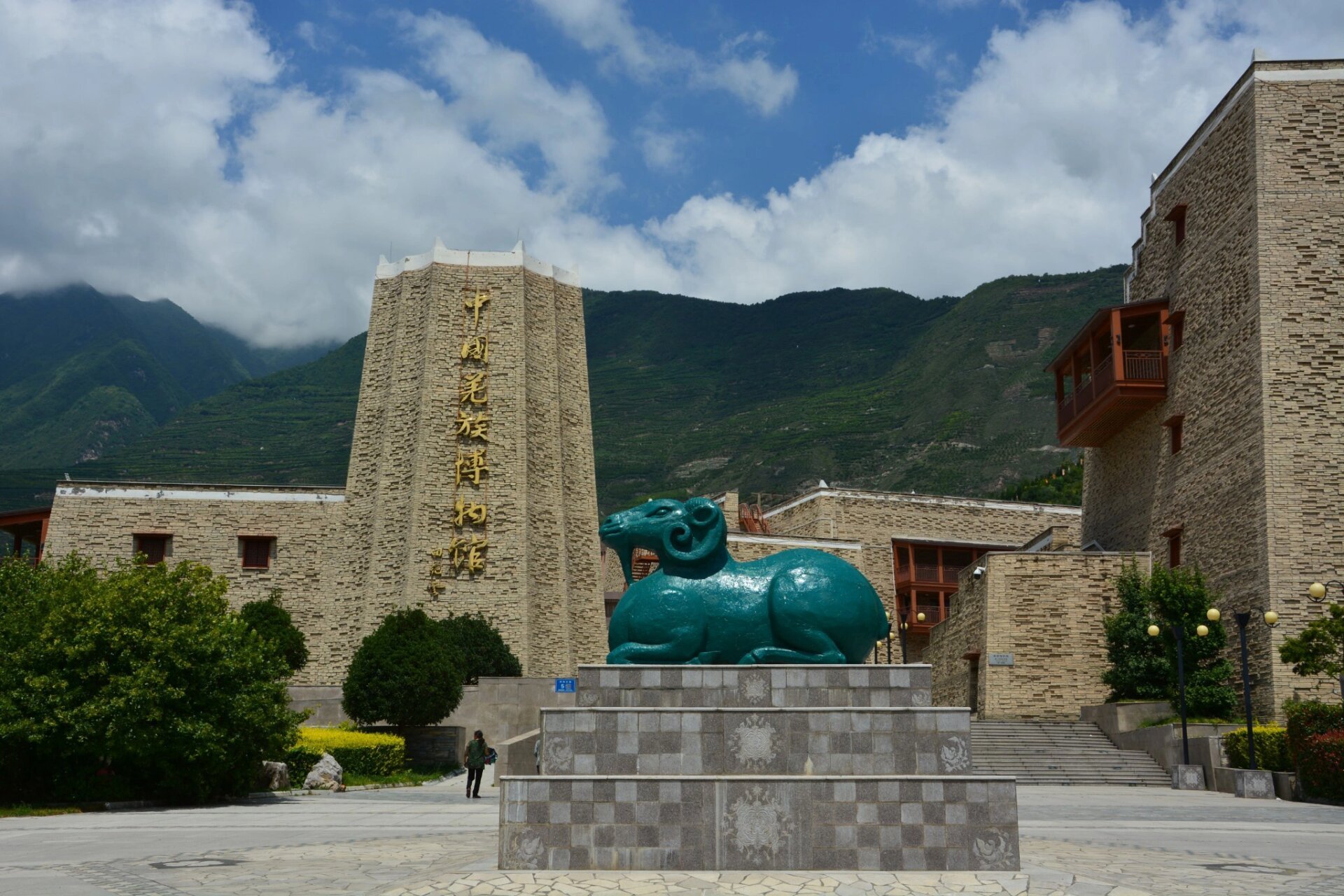 坪头羌寨位于四川,阿坝州茂县境内,坪头羌寨,海拔1688米,全村500余户