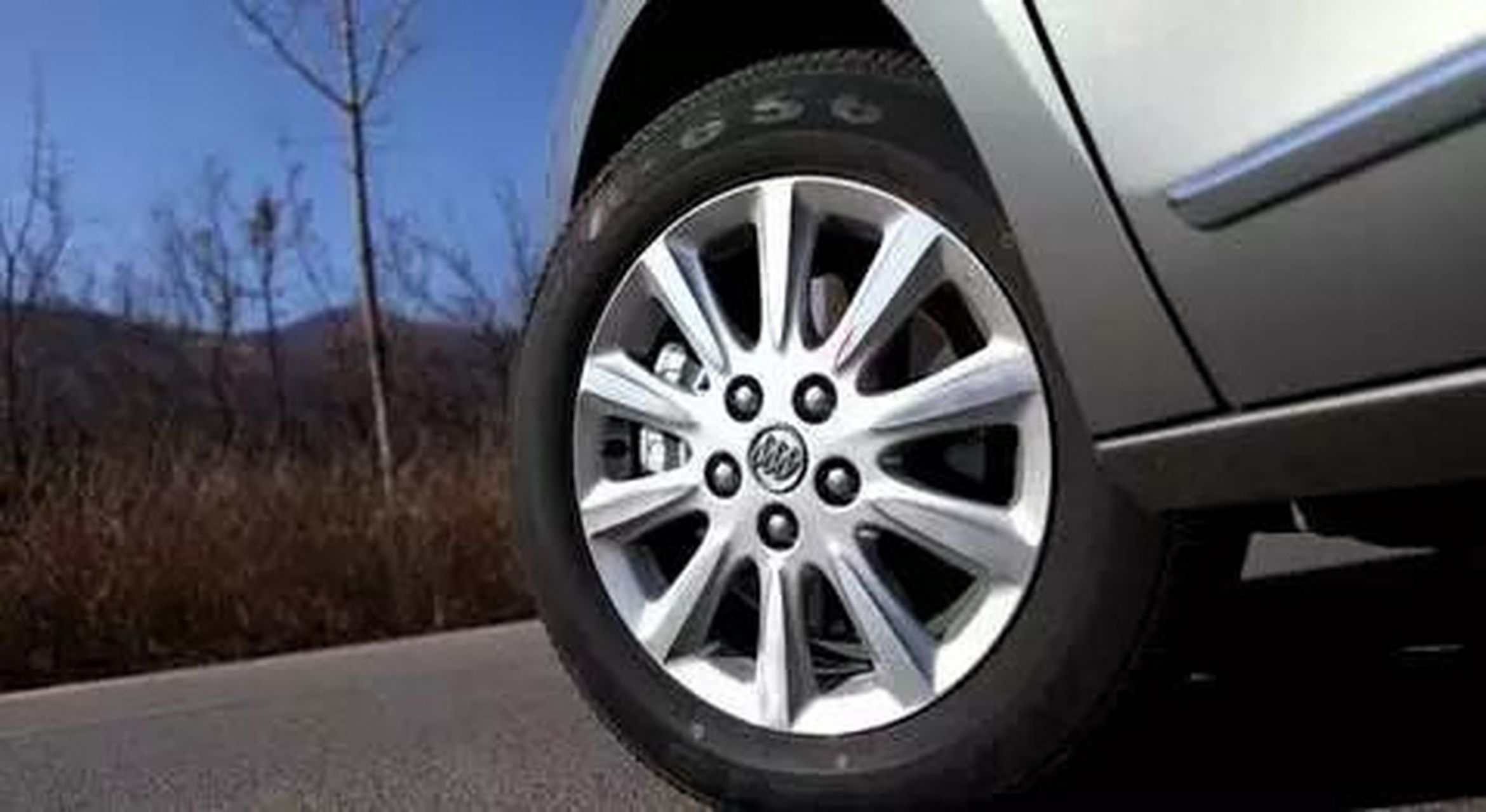 如果你在开车行驶的过程中,出现车轮跑偏,必须用力握住方向盘,才能