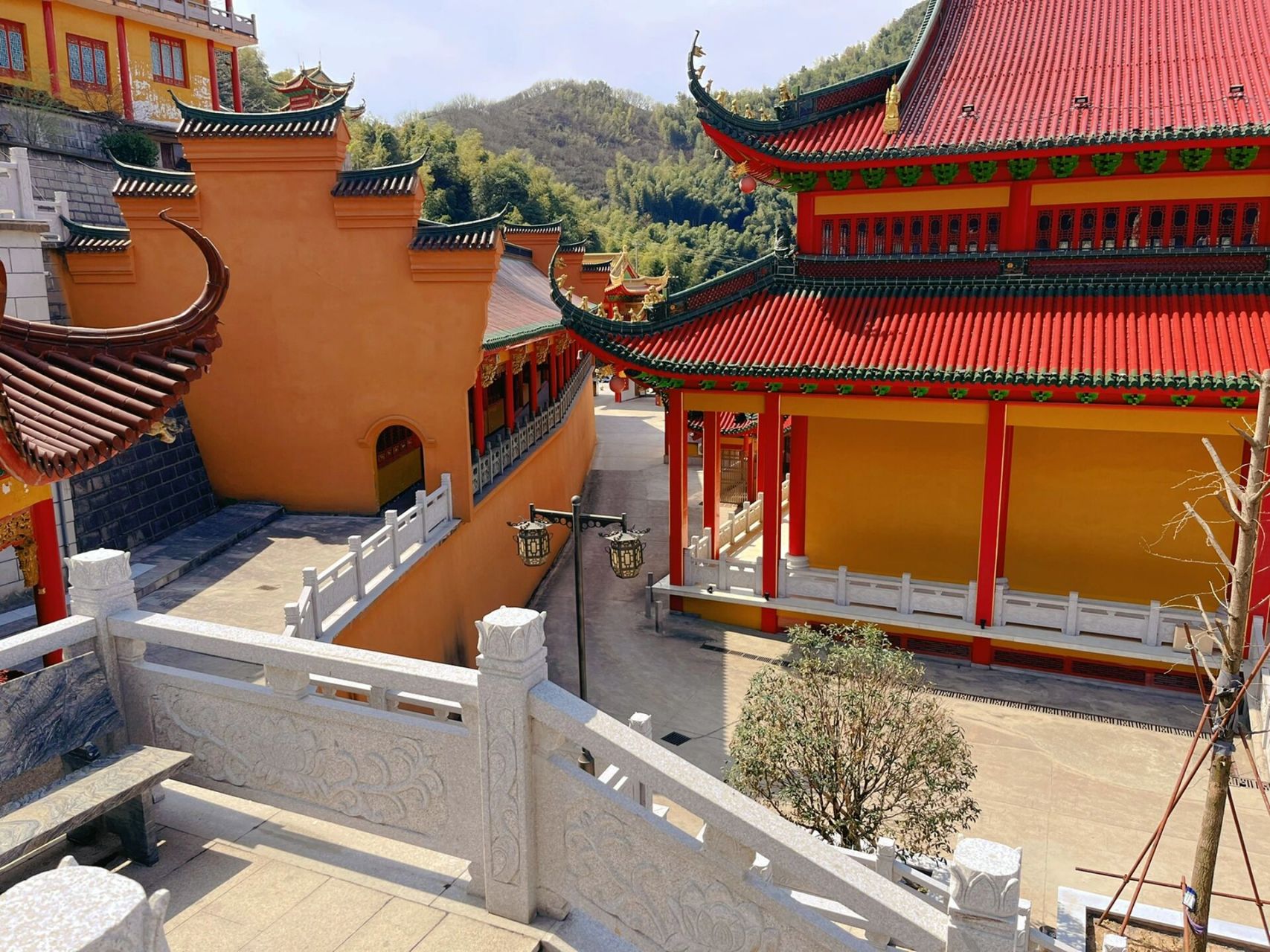 上虞秀峰寺,浙江布达拉宫分宫 位于绍兴上虞,高山上的一所寺庙,不同于