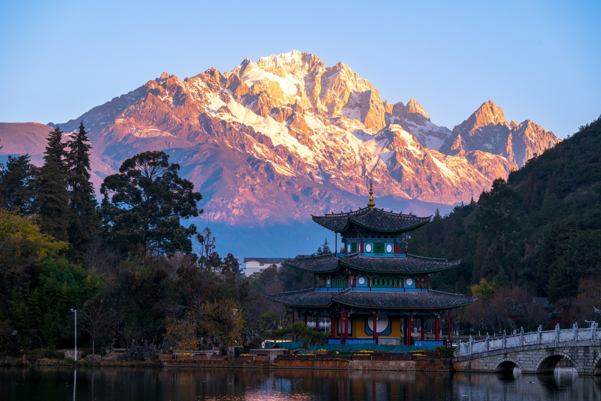 黑龙潭公园 | 距丽江古城一公里看日照金山 94简介: 从丽江古城四方