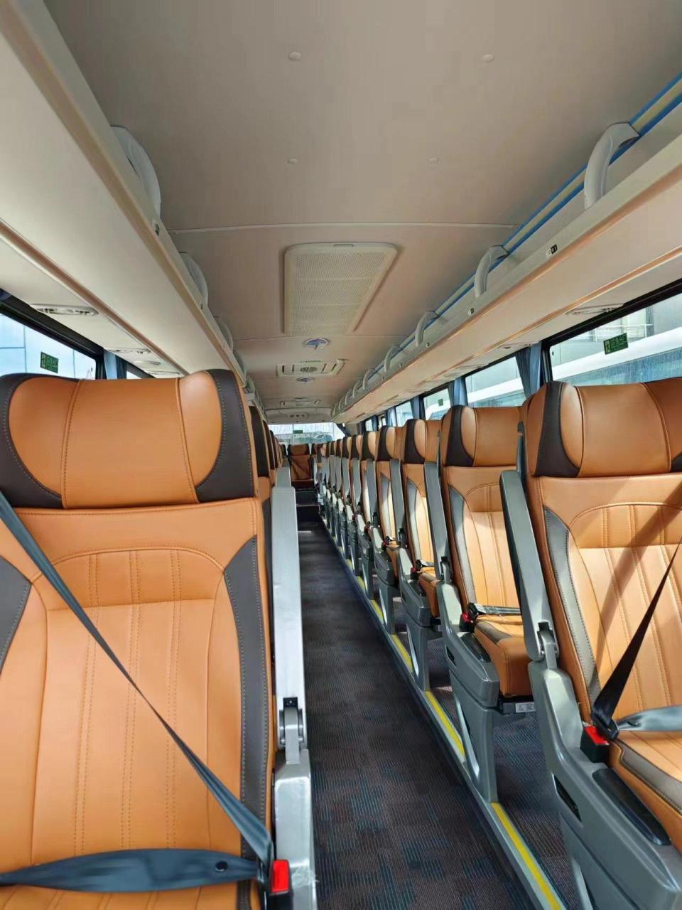 新大巴车,56座38座2 1,昨天已经抵达国际庄,今天牌照全部上齐