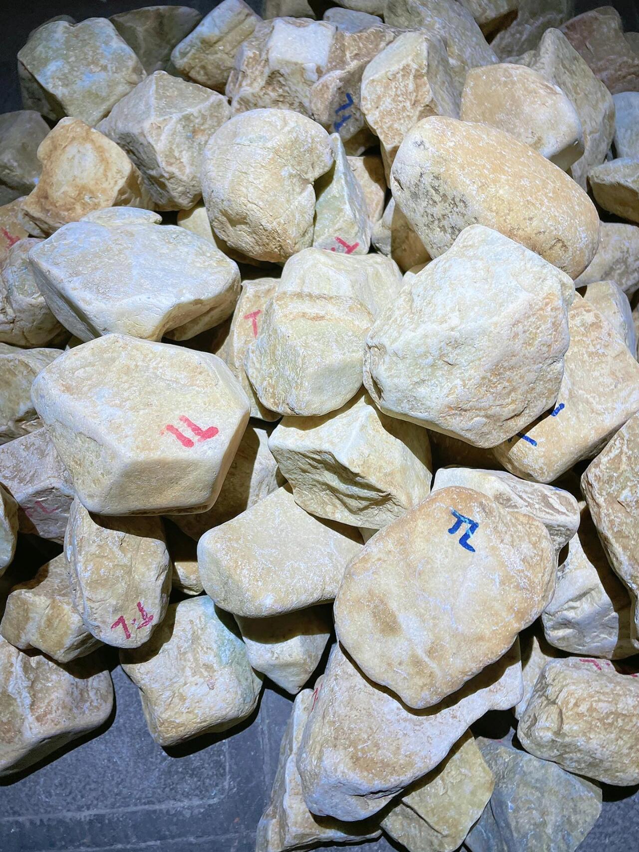 38009439公斤104个缅甸木那翡翠原石