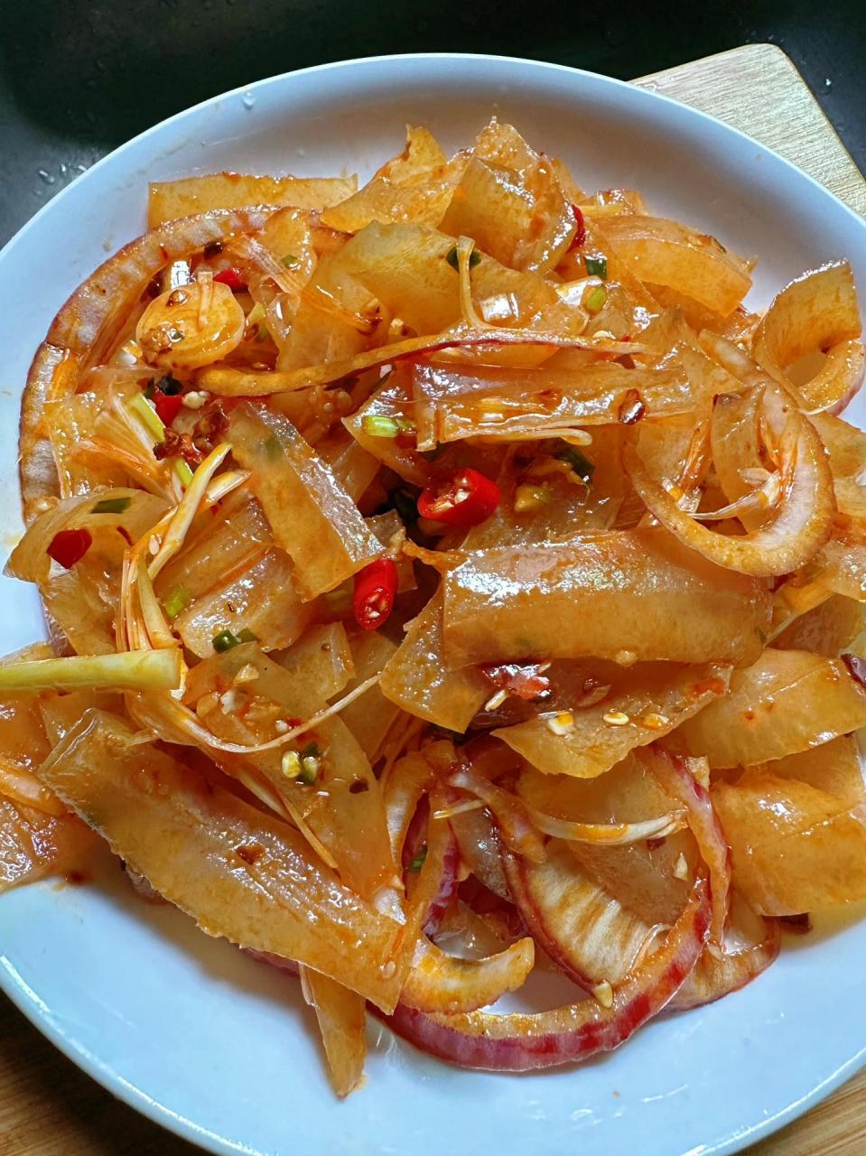 简单好做好吃的凉拌猪皮 煮熟的猪皮切条,像我一样斜着切会薄一些