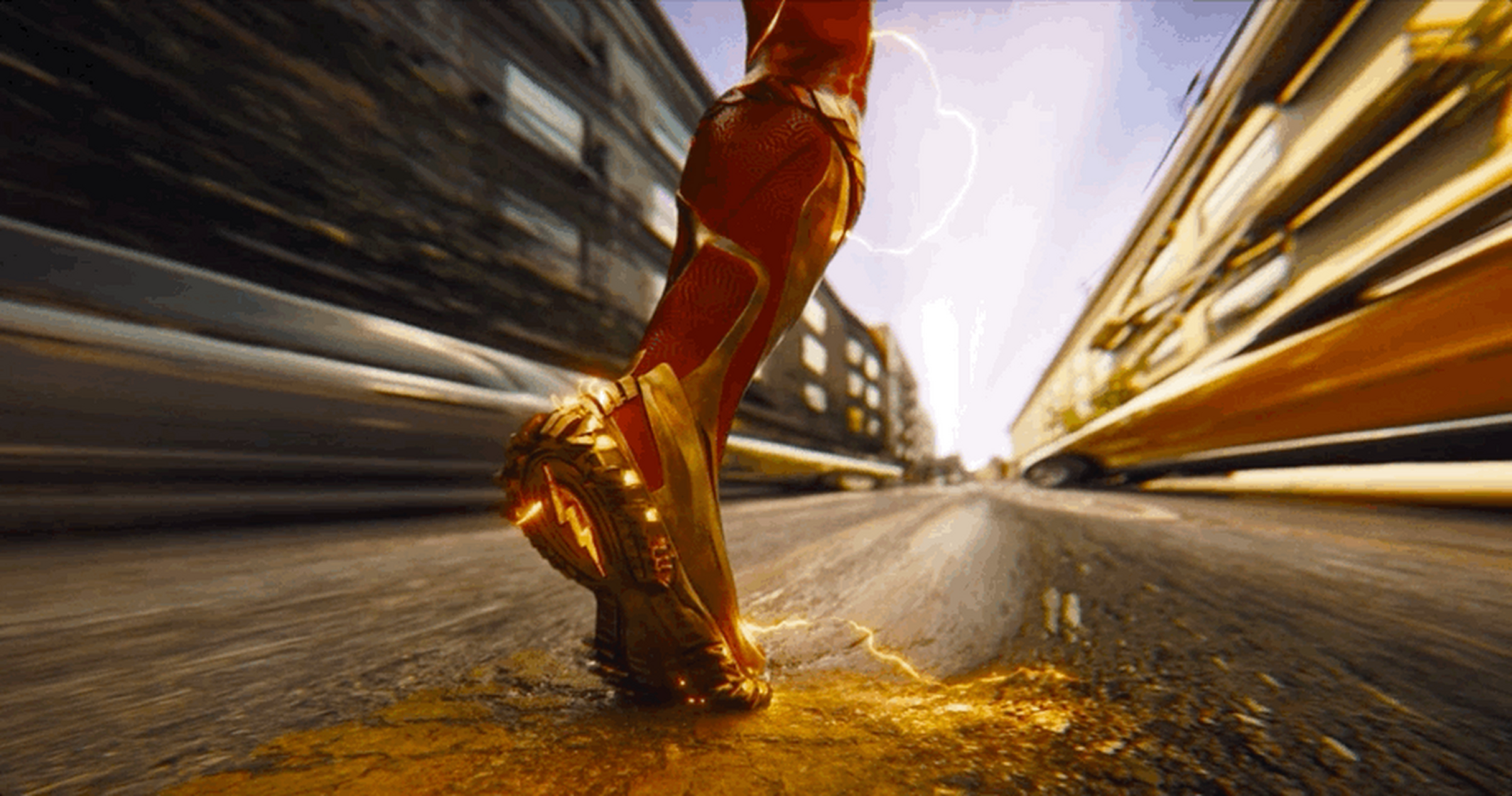 电影闪电侠# 闪电侠神速狂奔,蝙蝠侠翼装飞行,超女钢铁之躯无坚不 !!