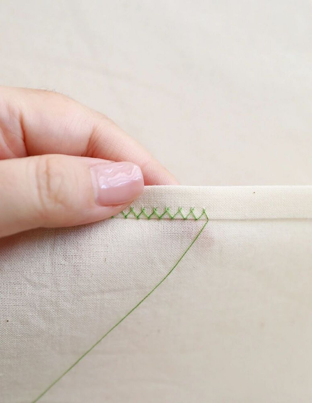 线上旗袍课|旗袍基础针法之三角针 适用范围 折边扦缝,中缝拼接处边缘