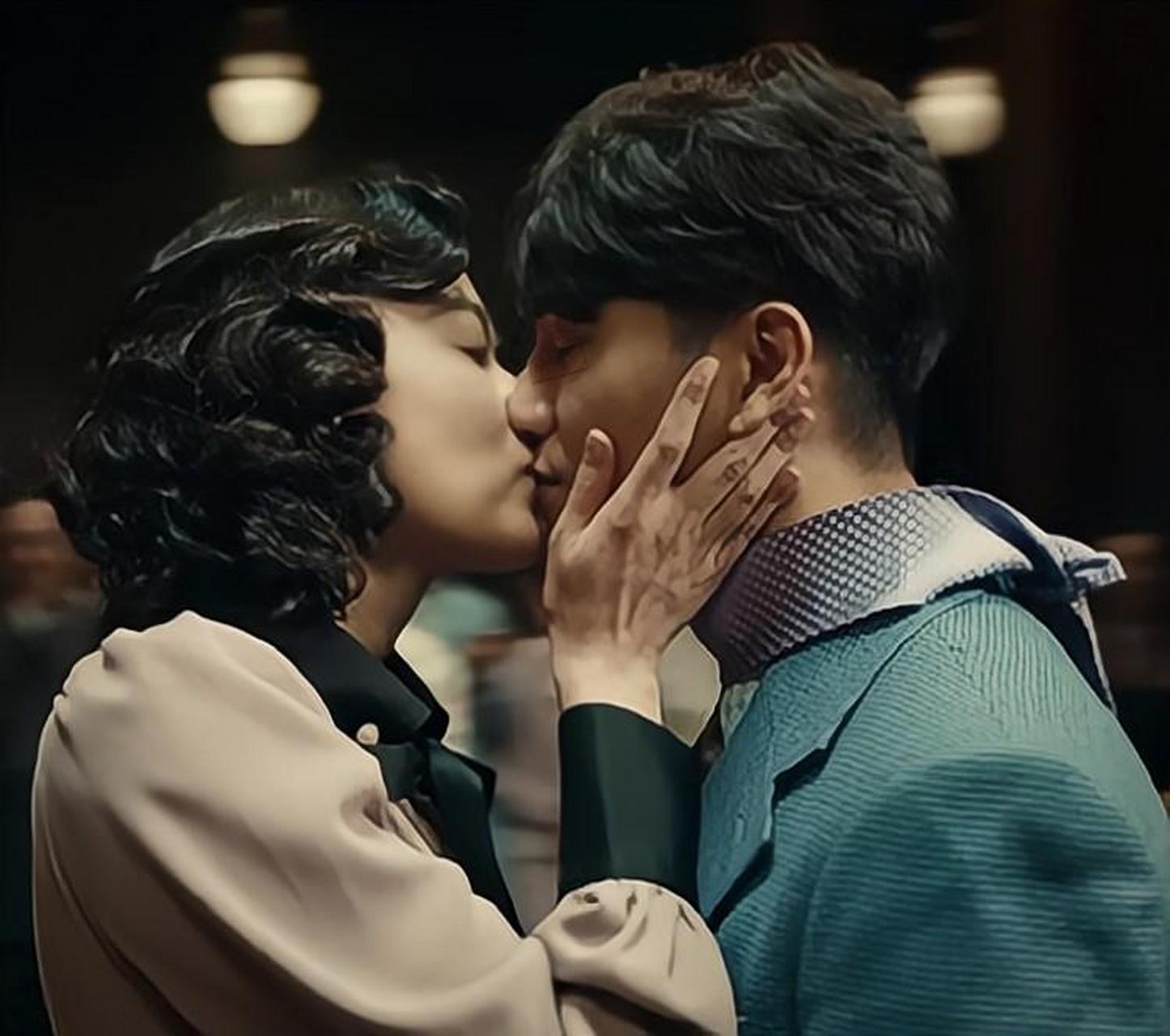 在拍摄电视剧《脱身》时,陈坤和万茜有一场亲密戏.