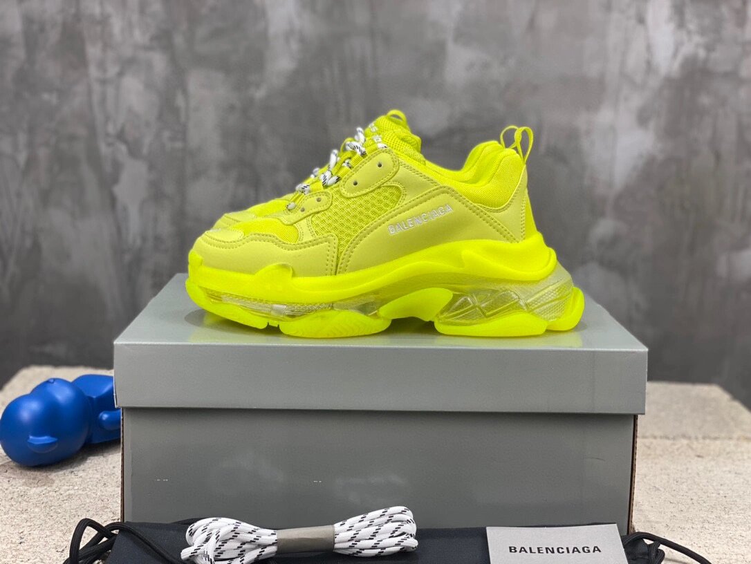 巴黎世家 triple sclear sole荧光绿 巴黎世家属于奢侈品系列了,这个