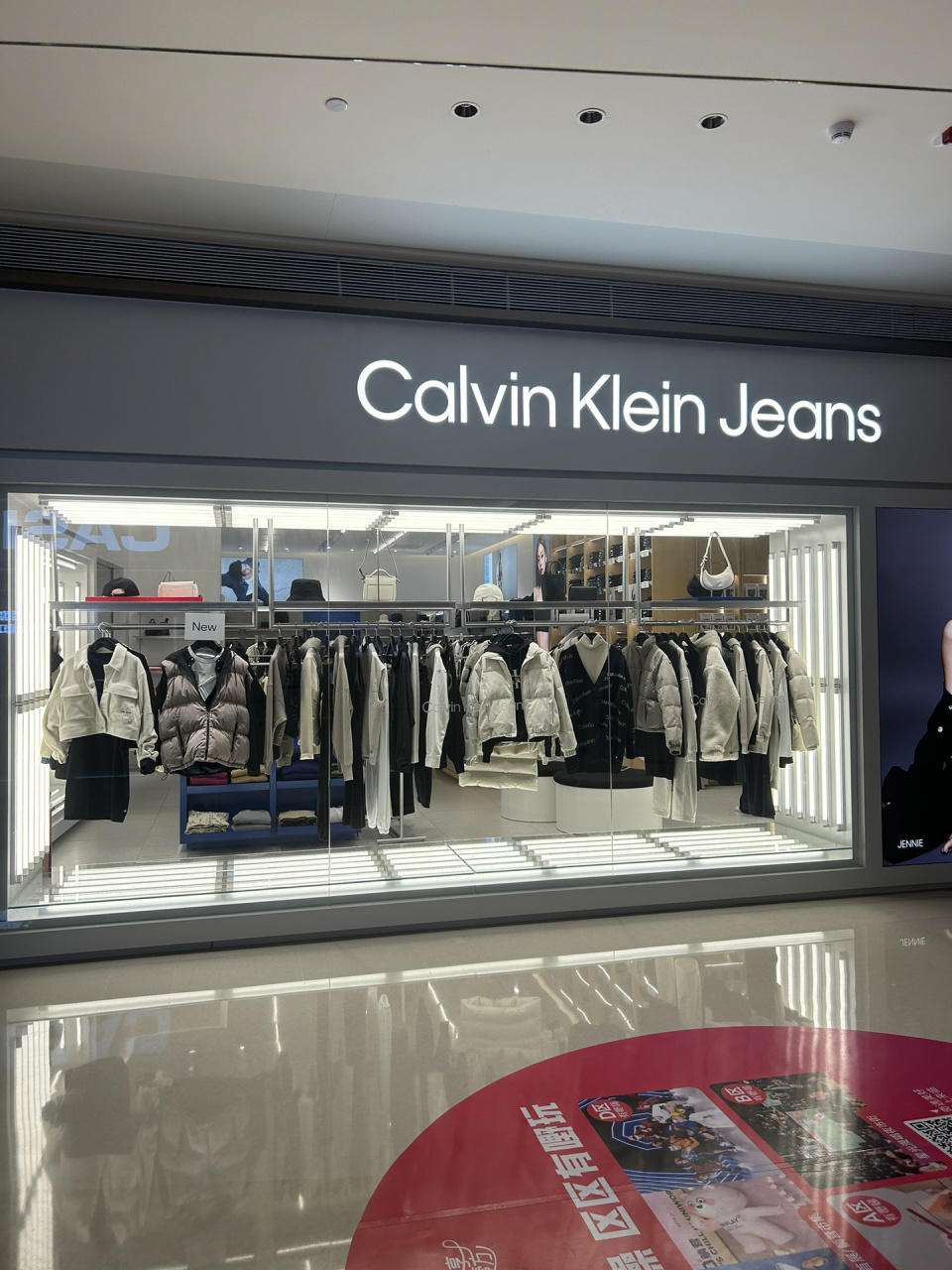 ck和小ck不是一个品牌,ck的全称其实是calvin klein,是美国时装品牌