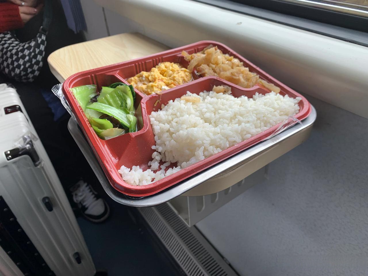 还是头一回下火车上吃到15块钱热乎的盒饭,看起来搭配还不错,k7901次