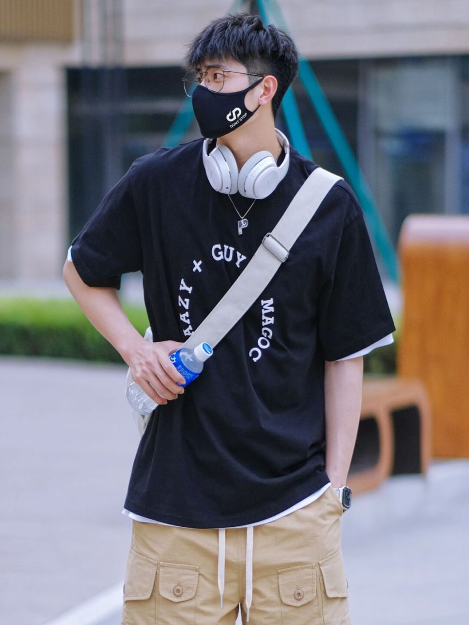 97关于男生初夏穿搭9578,"t恤叠穿"99就是很不错的选择,可以