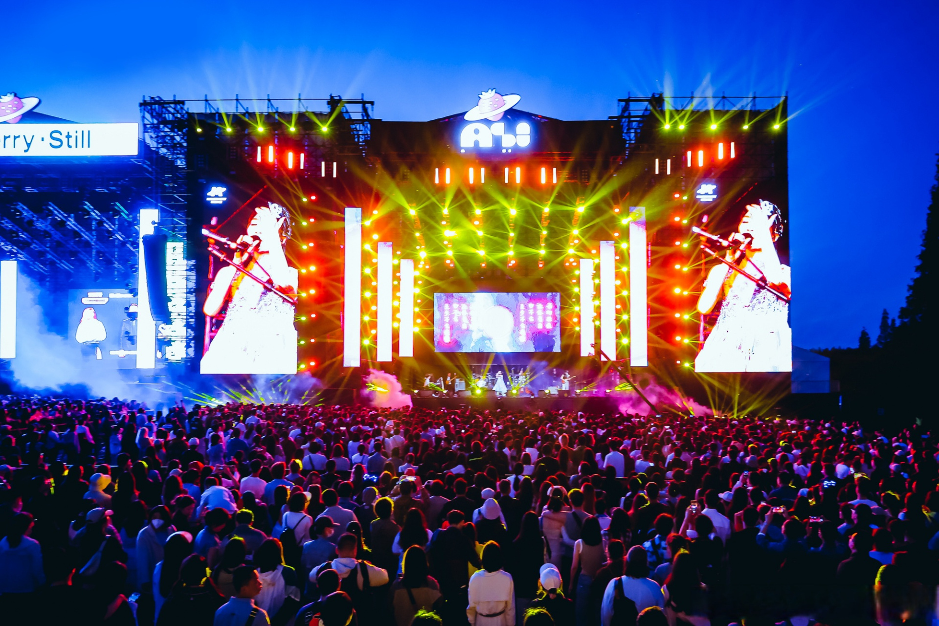 口味王草莓音乐节#  果然,五一在潮人齐聚的上海,再次出圈的还是课抖